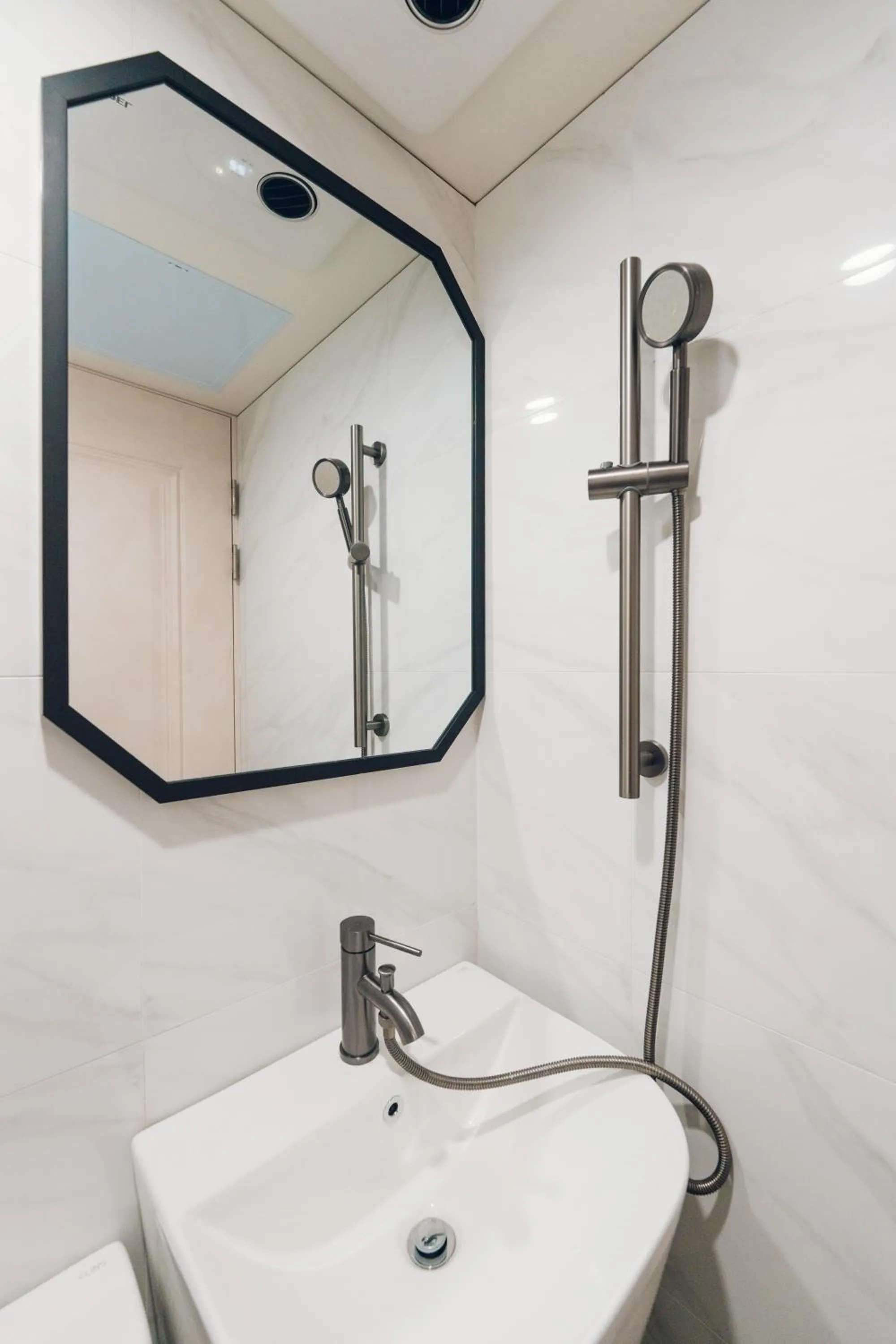 Shower in Monthliv Jongno Jonggak Stay