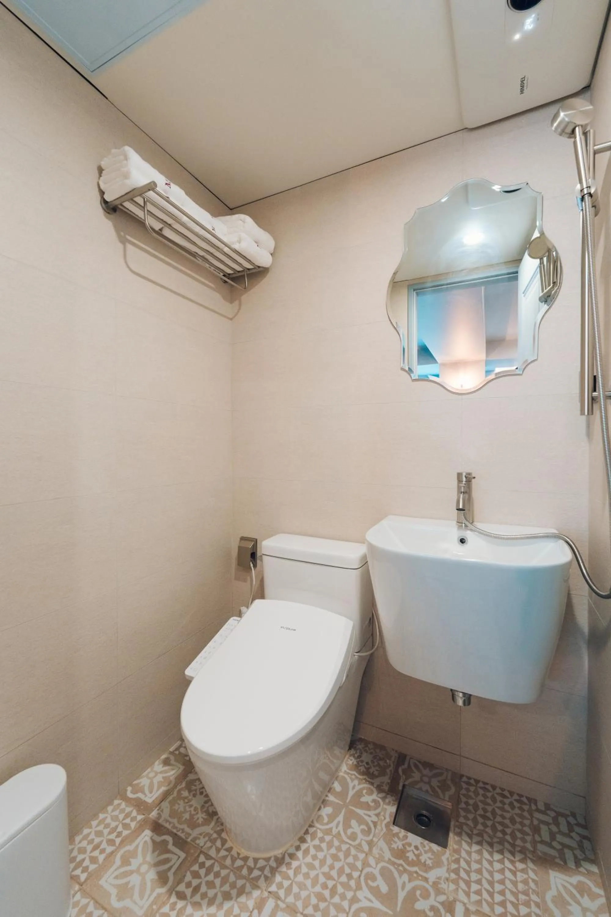 Shower in Monthliv Jongno Jonggak Stay