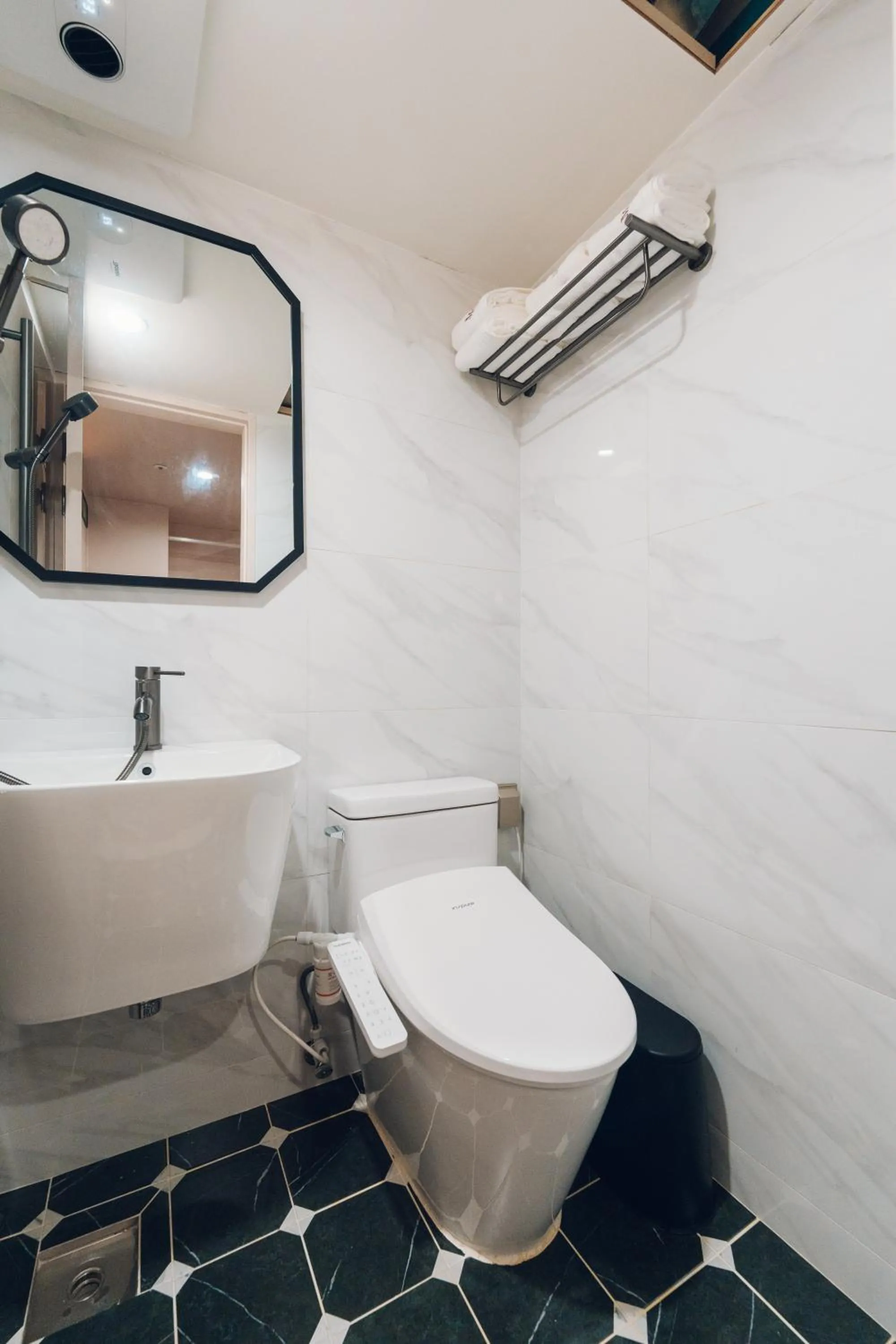 Toilet in Monthliv Jongno Jonggak Stay