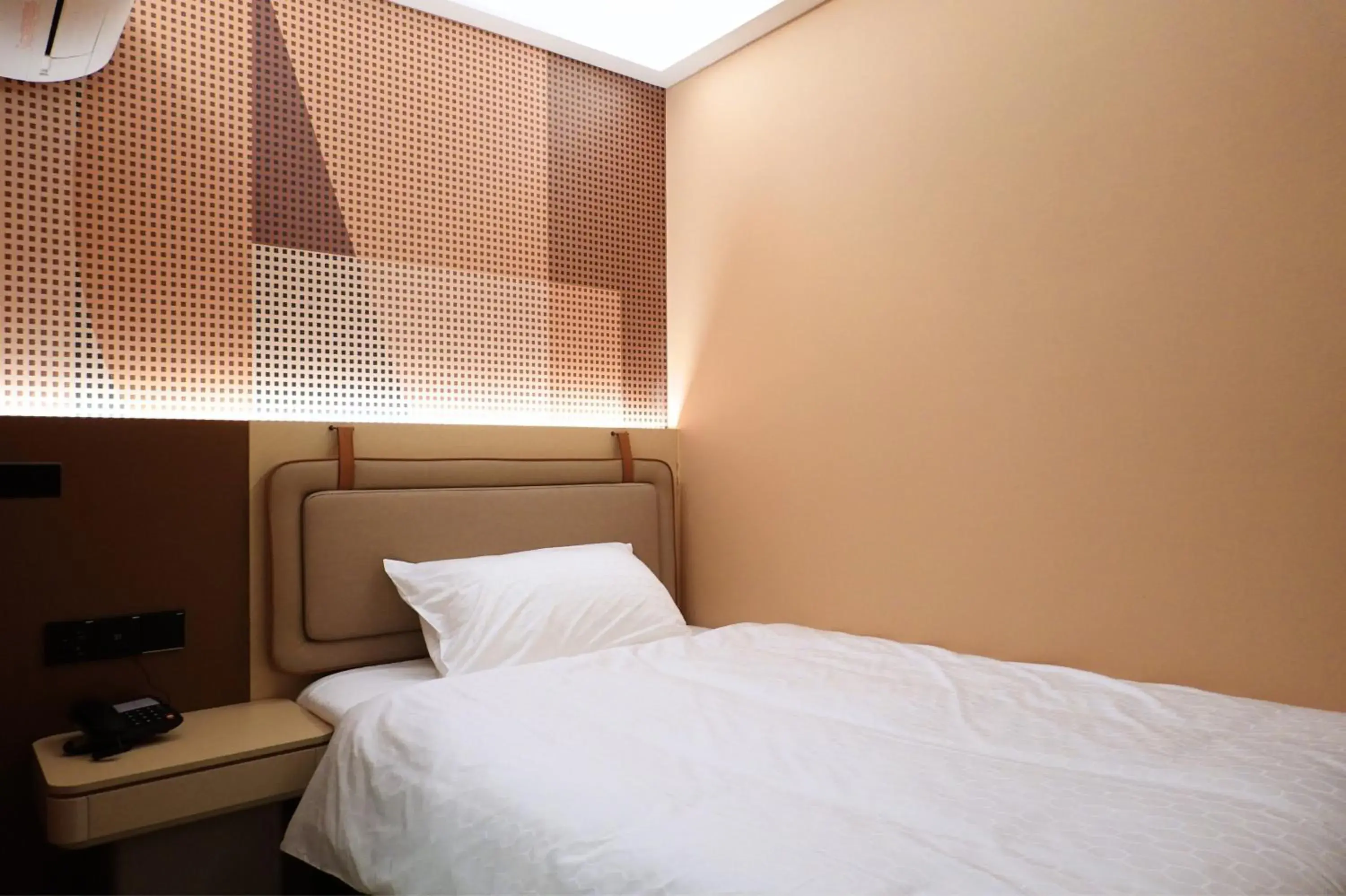 Single Room ( No Window) - single occupancy in A Hotel Farrer Park - Newly Renovated Single Room ( No Window) - single occupancy in A Hotel Farrer Park - Newly Renovated