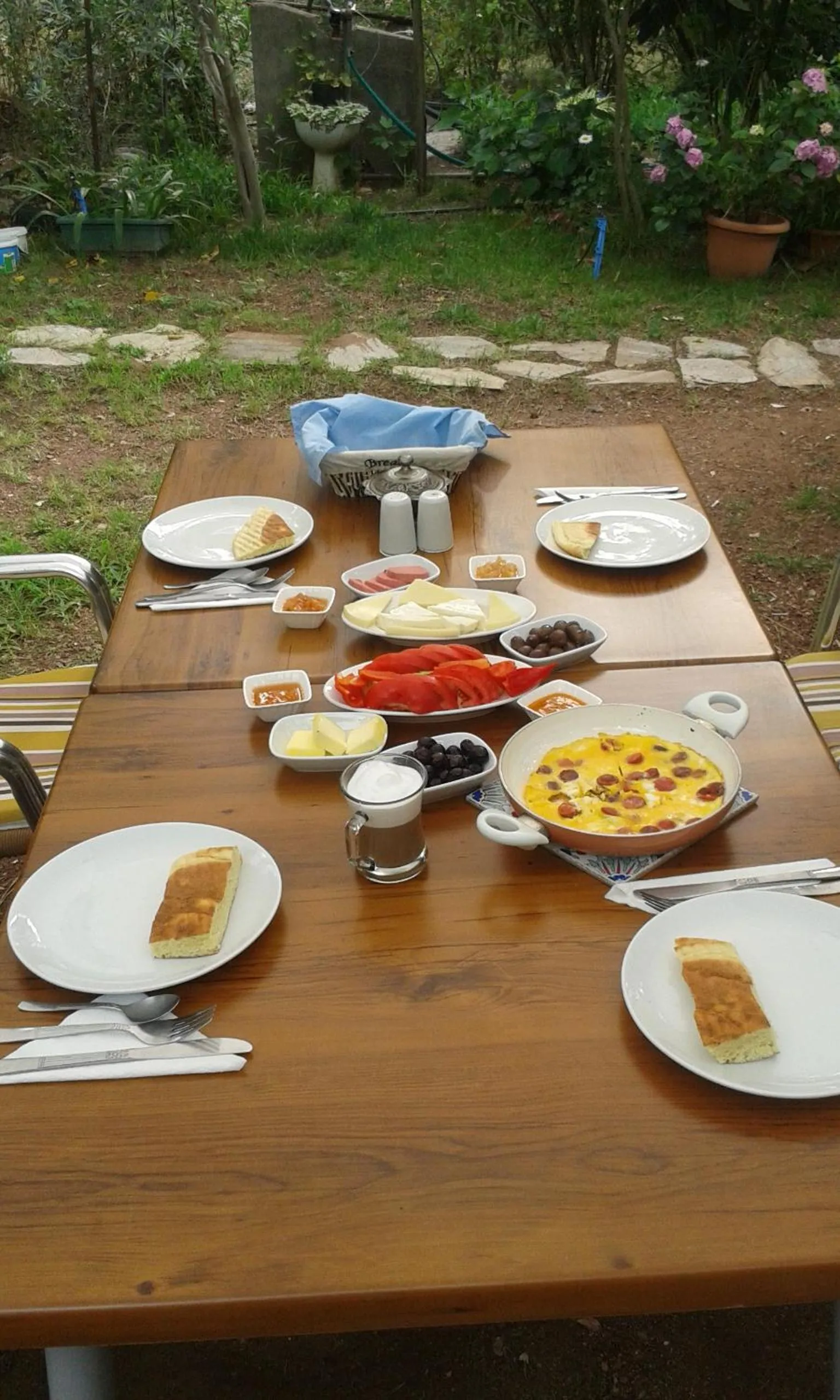 Food and drinks in Bungalow Halil