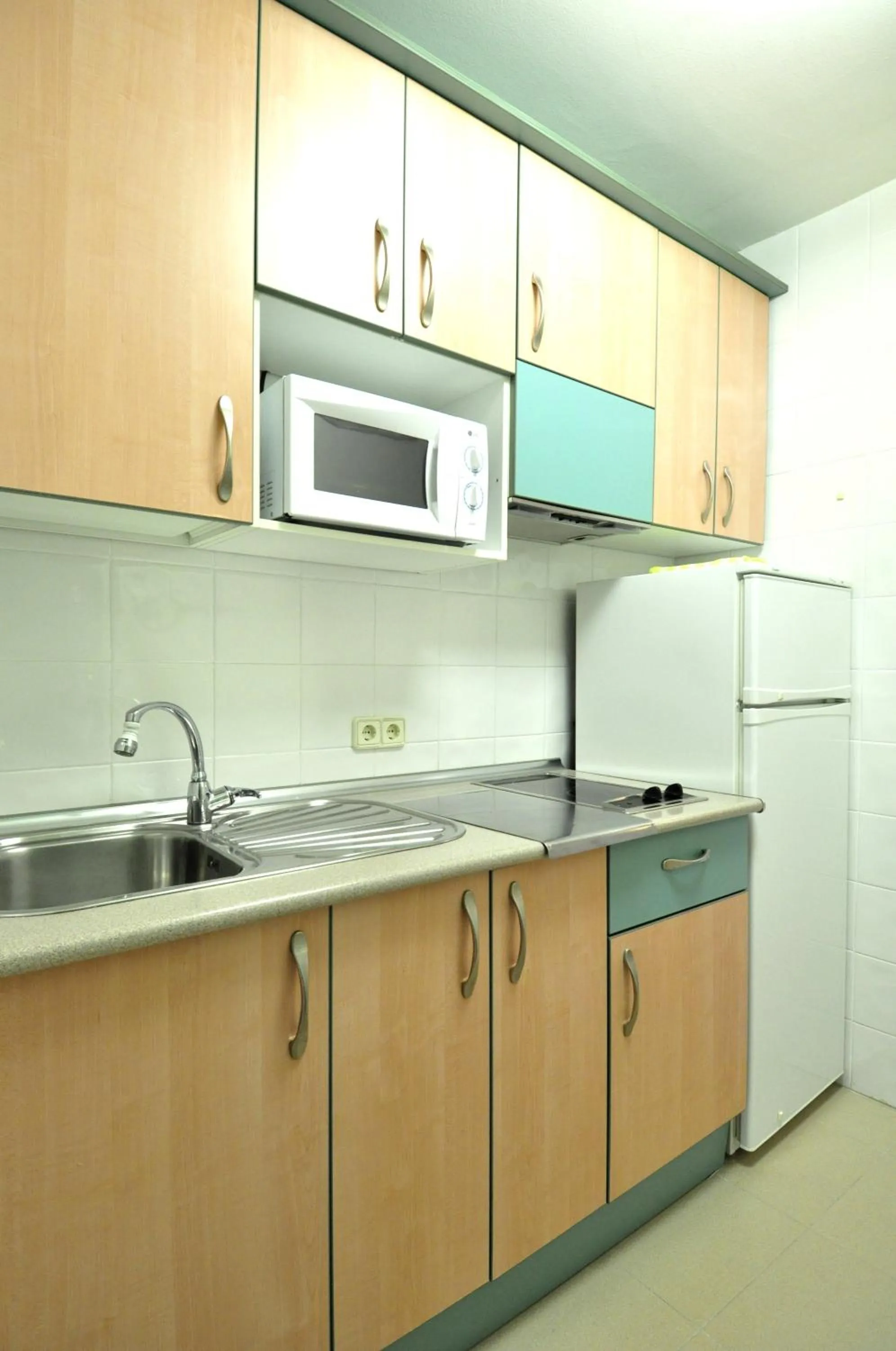Kitchen or kitchenette in Hotel Apartamentos Aralso Sotillo