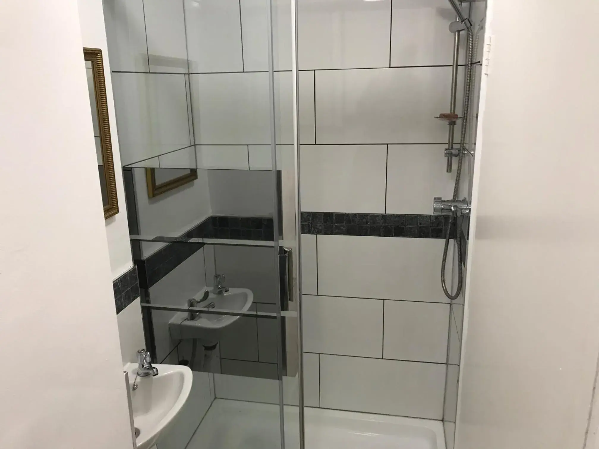 Twin Room with Private Bathroom - single occupancy in The Victoria Hotel Twin Room with Private Bathroom - single occupancy in The Victoria Hotel