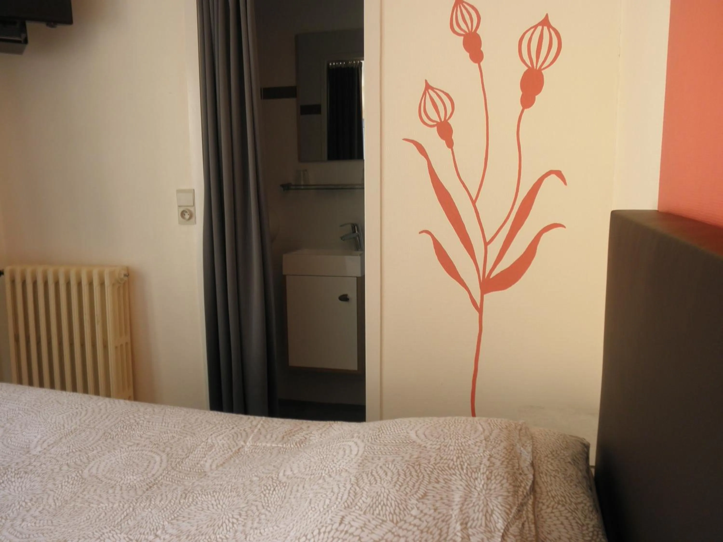 Bedroom, Bed in Kokodor