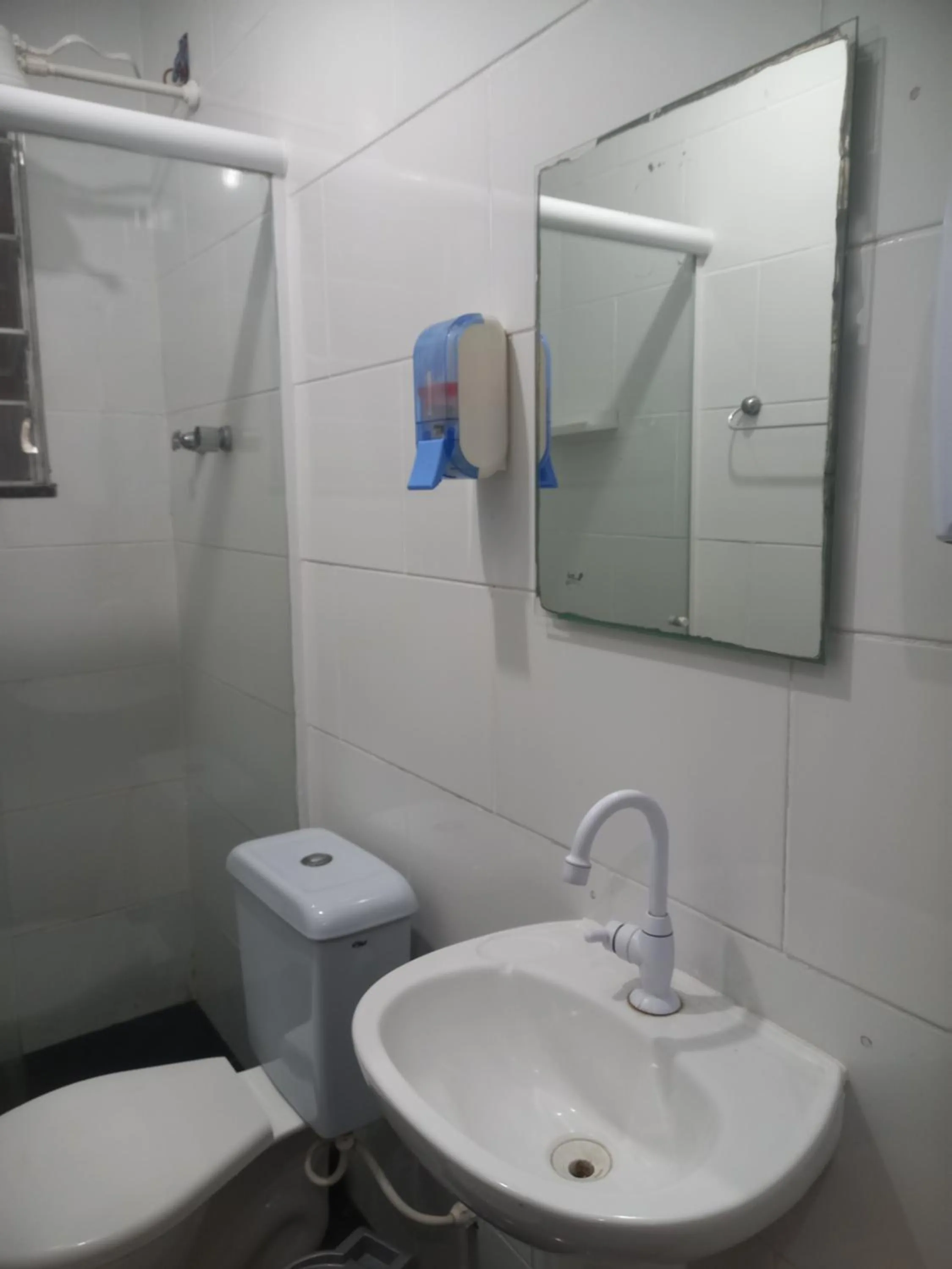 Shower in Quartos Em Casa In Caxias da Paraíso