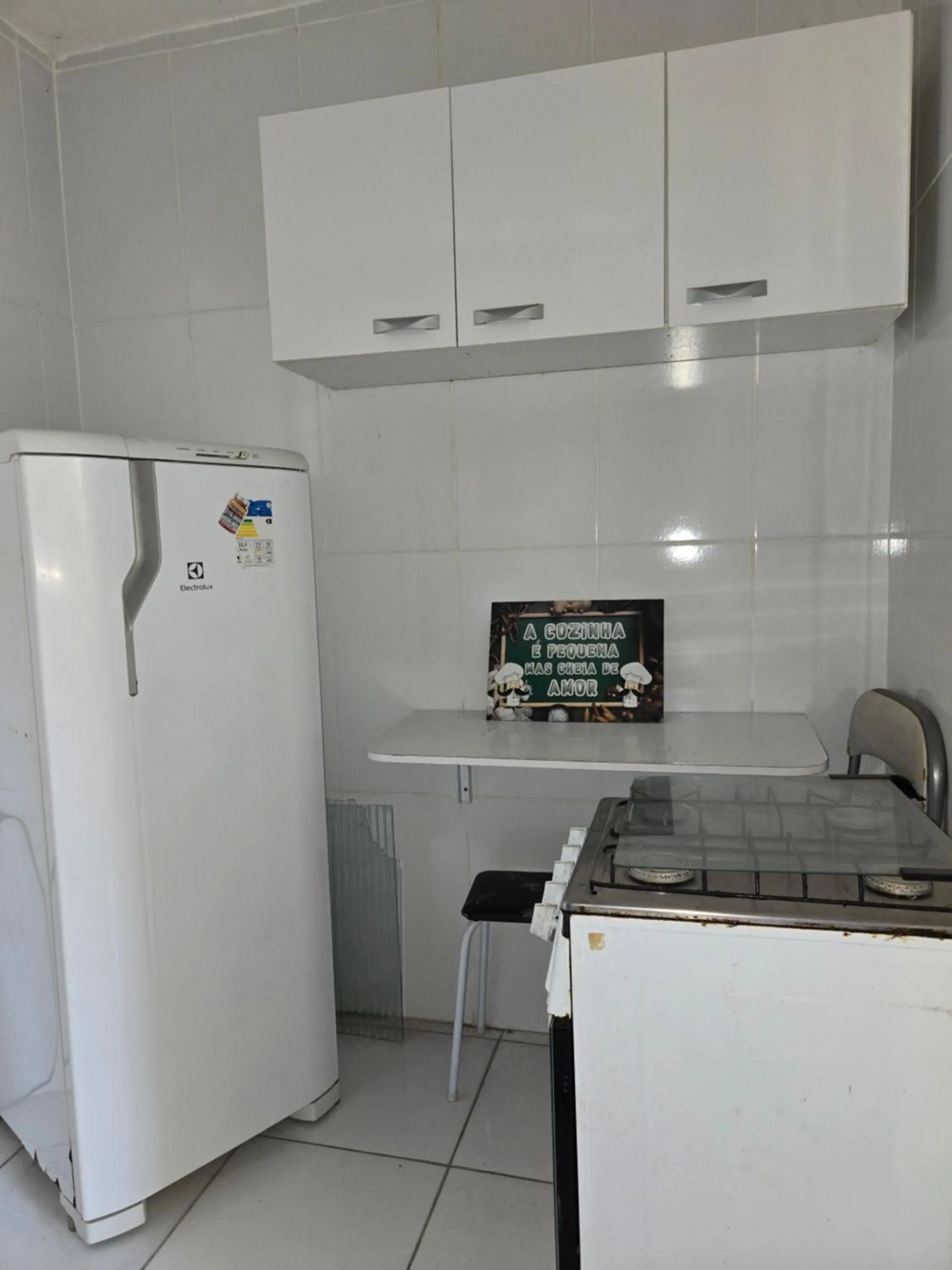 Communal kitchen in Quartos Em Casa In Caxias da Paraíso