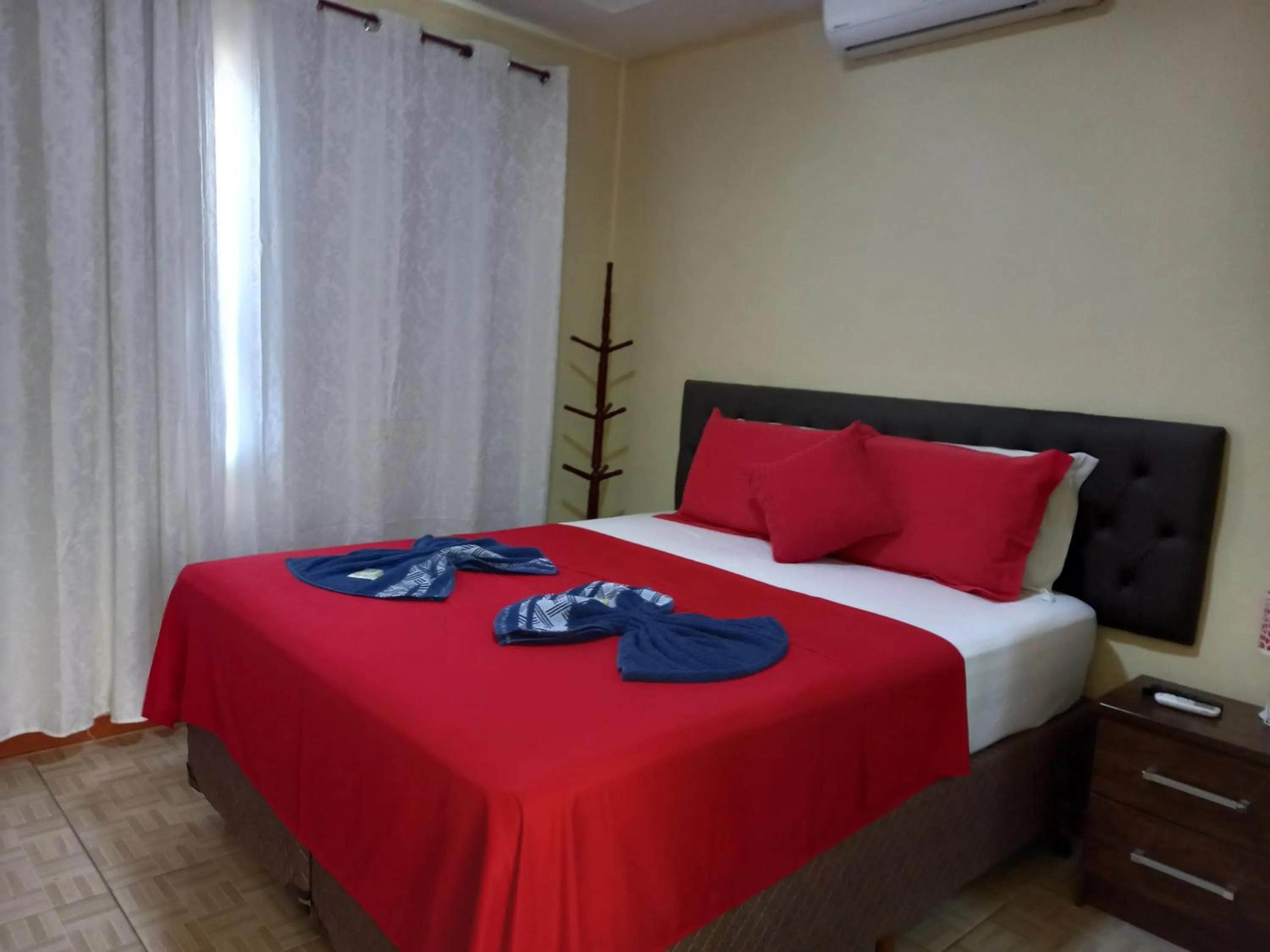 Decorative detail, Bed in Quartos Em Casa In Caxias da Paraíso
