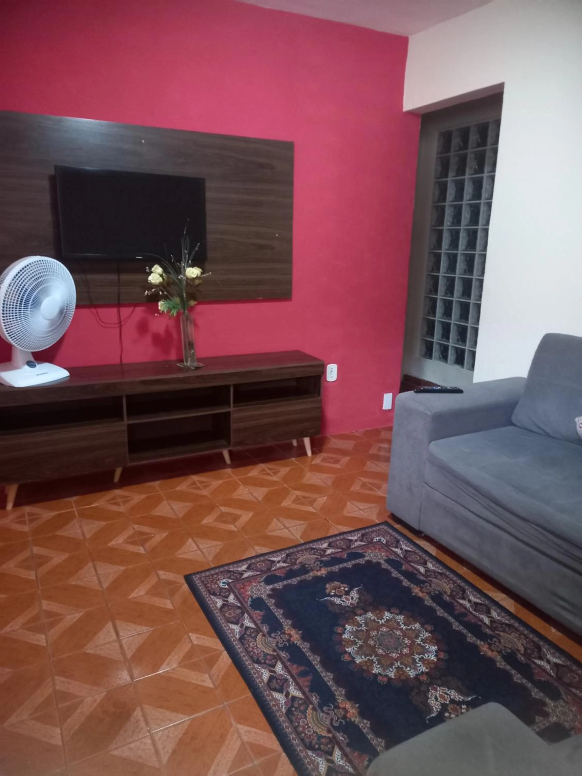 Communal lounge/ TV room in Quartos Em Casa In Caxias da Paraíso