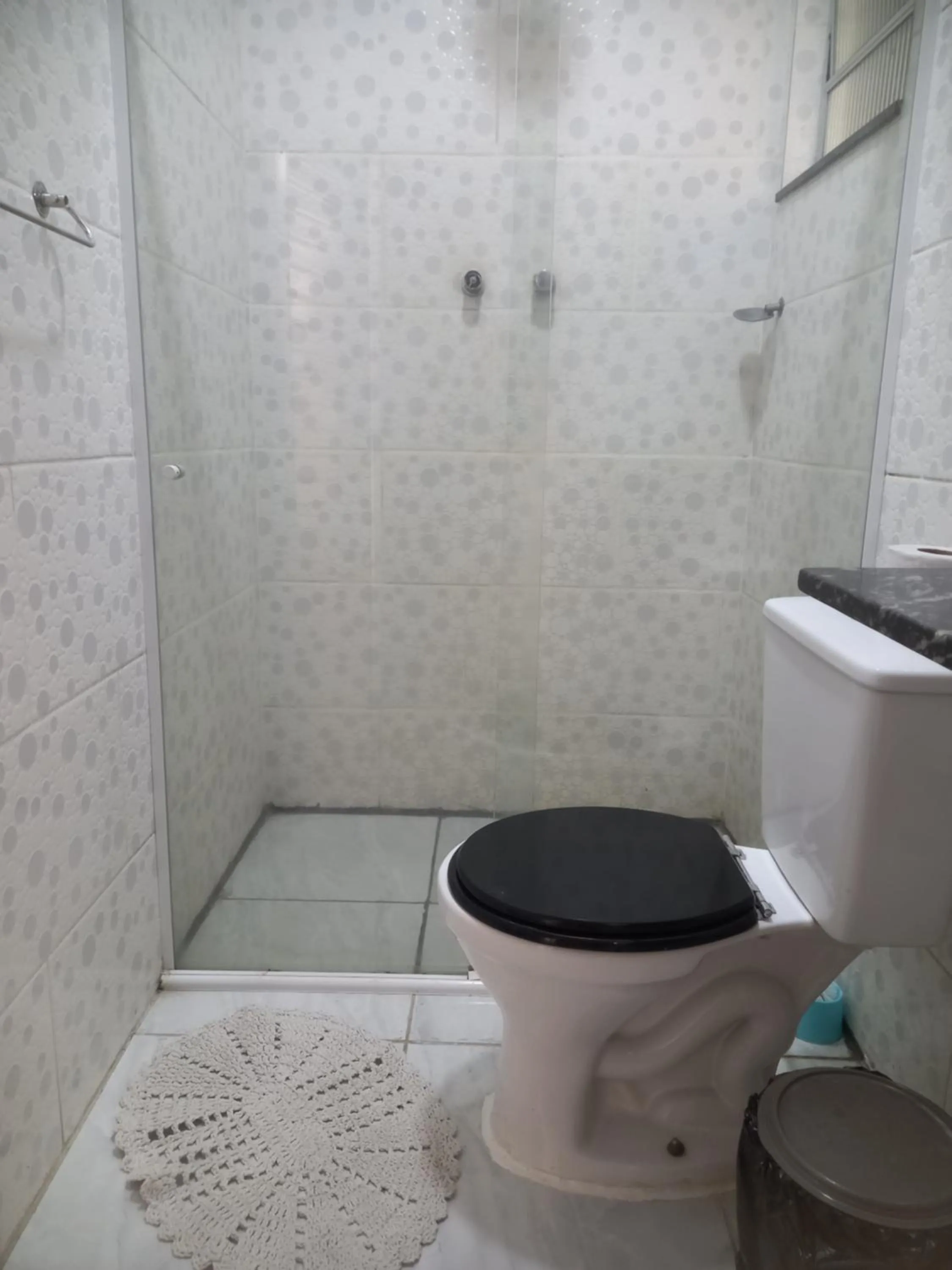 Shower in Quartos Em Casa In Caxias da Paraíso