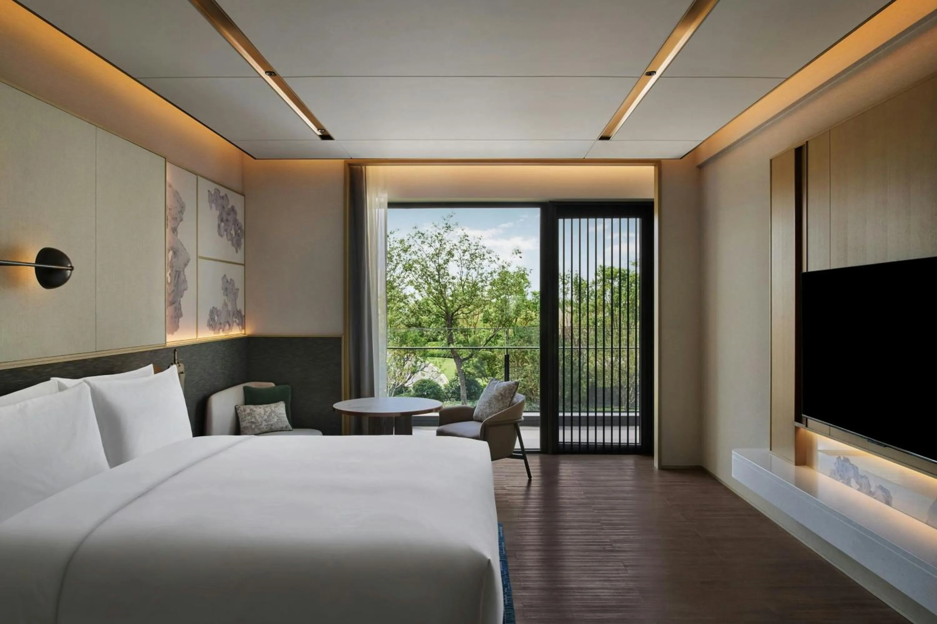 Photo of the whole room, Bed in Suzhou Marriott Hotel Yangcheng Lake