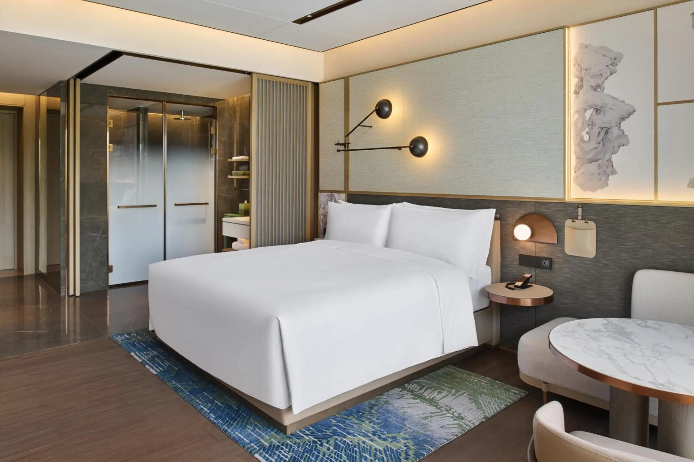 Photo of the whole room, Bed in Suzhou Marriott Hotel Yangcheng Lake