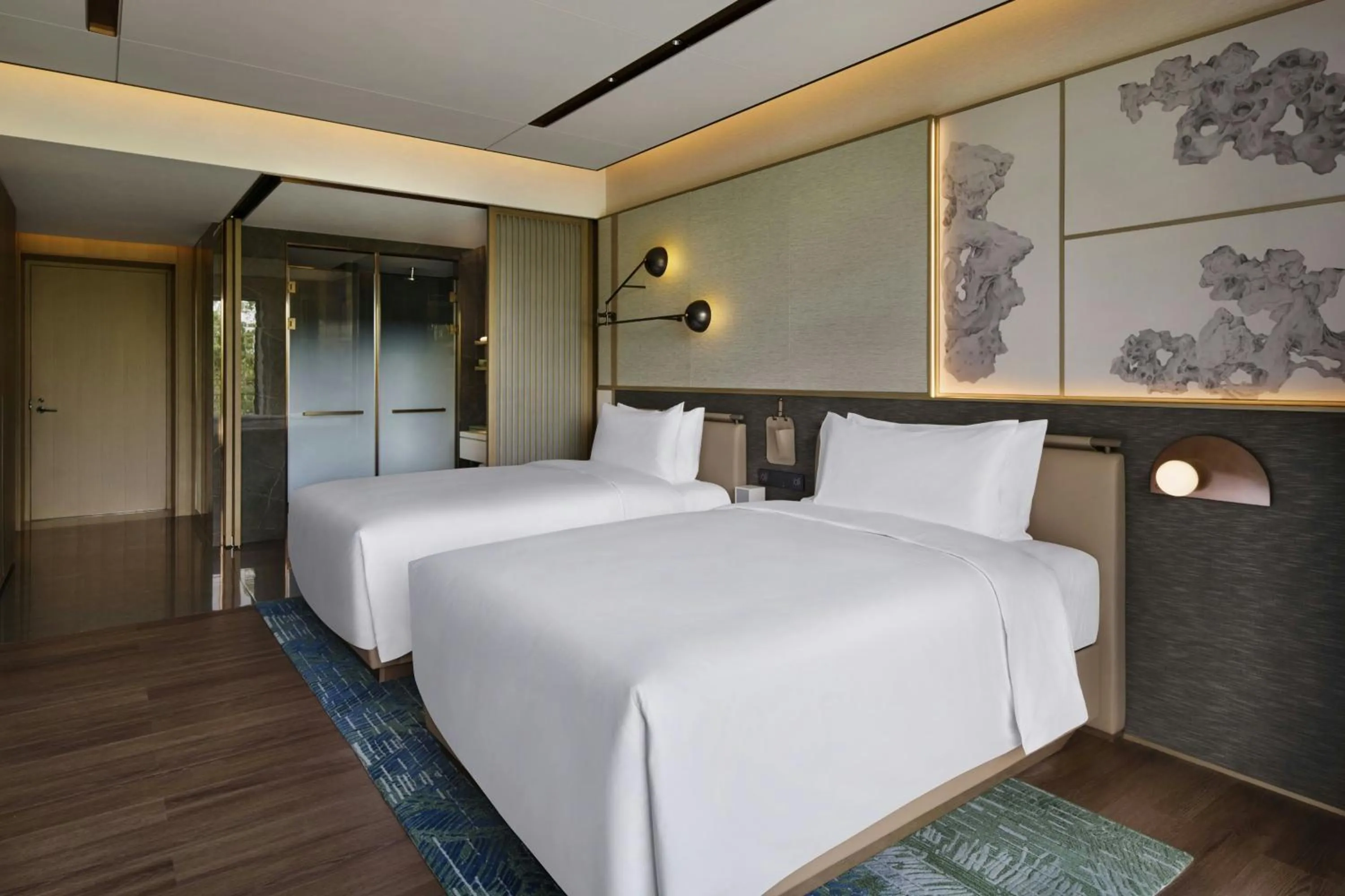 Photo of the whole room, Bed in Suzhou Marriott Hotel Yangcheng Lake