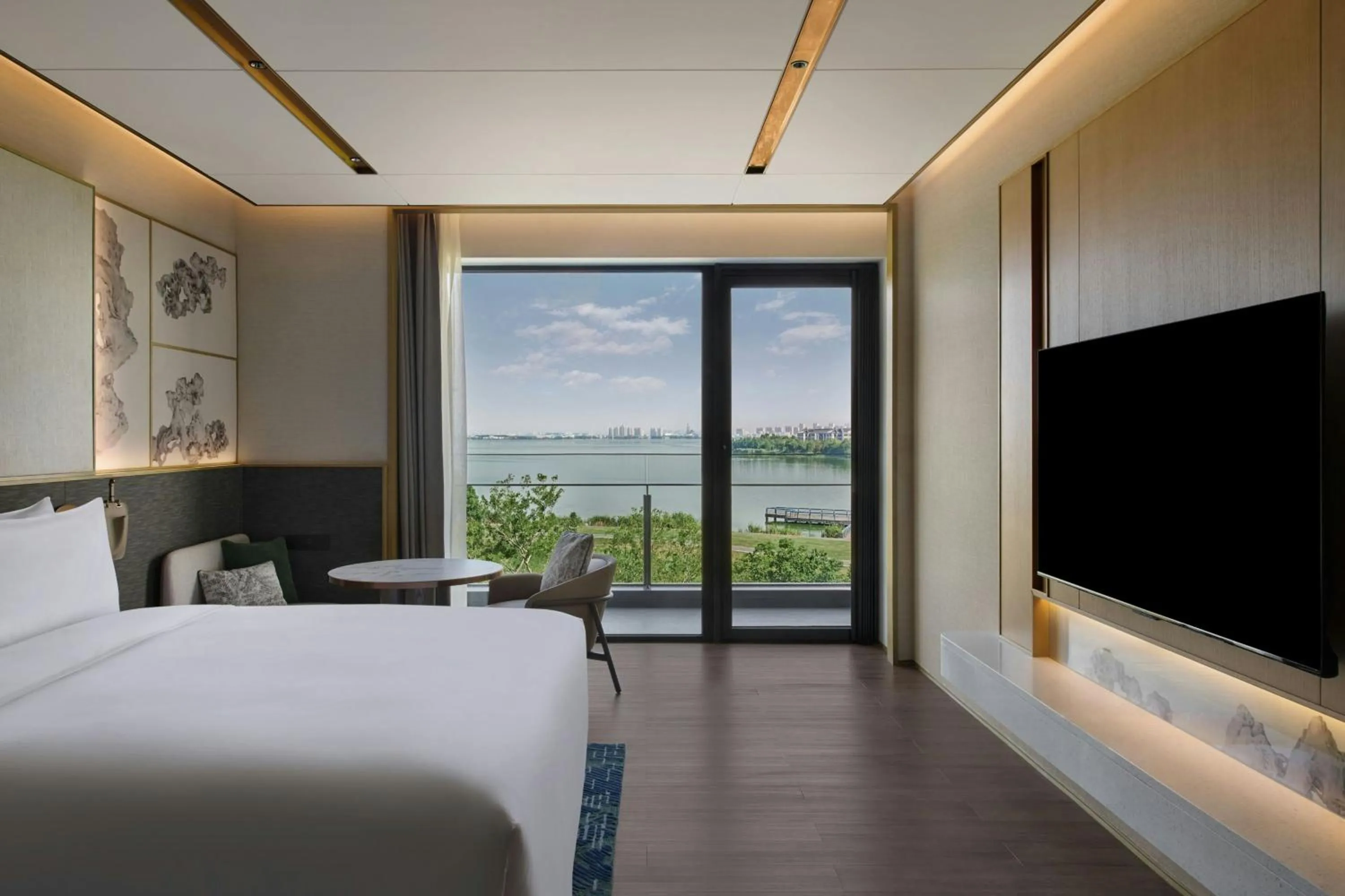 Photo of the whole room, Bed in Suzhou Marriott Hotel Yangcheng Lake