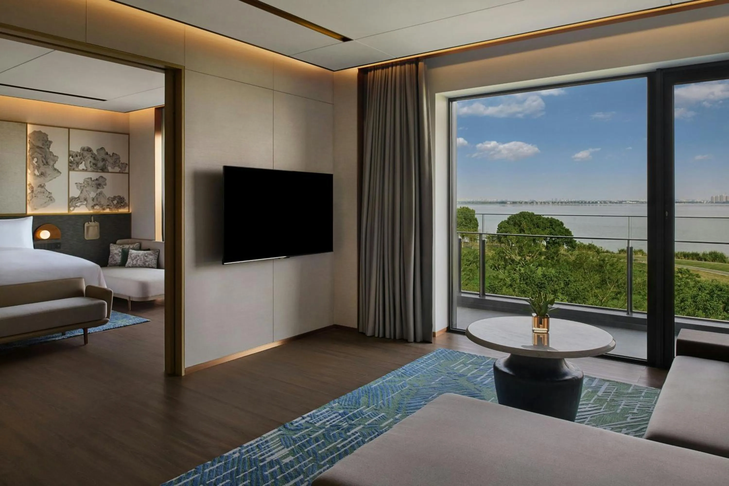 Living room, Bed in Suzhou Marriott Hotel Yangcheng Lake