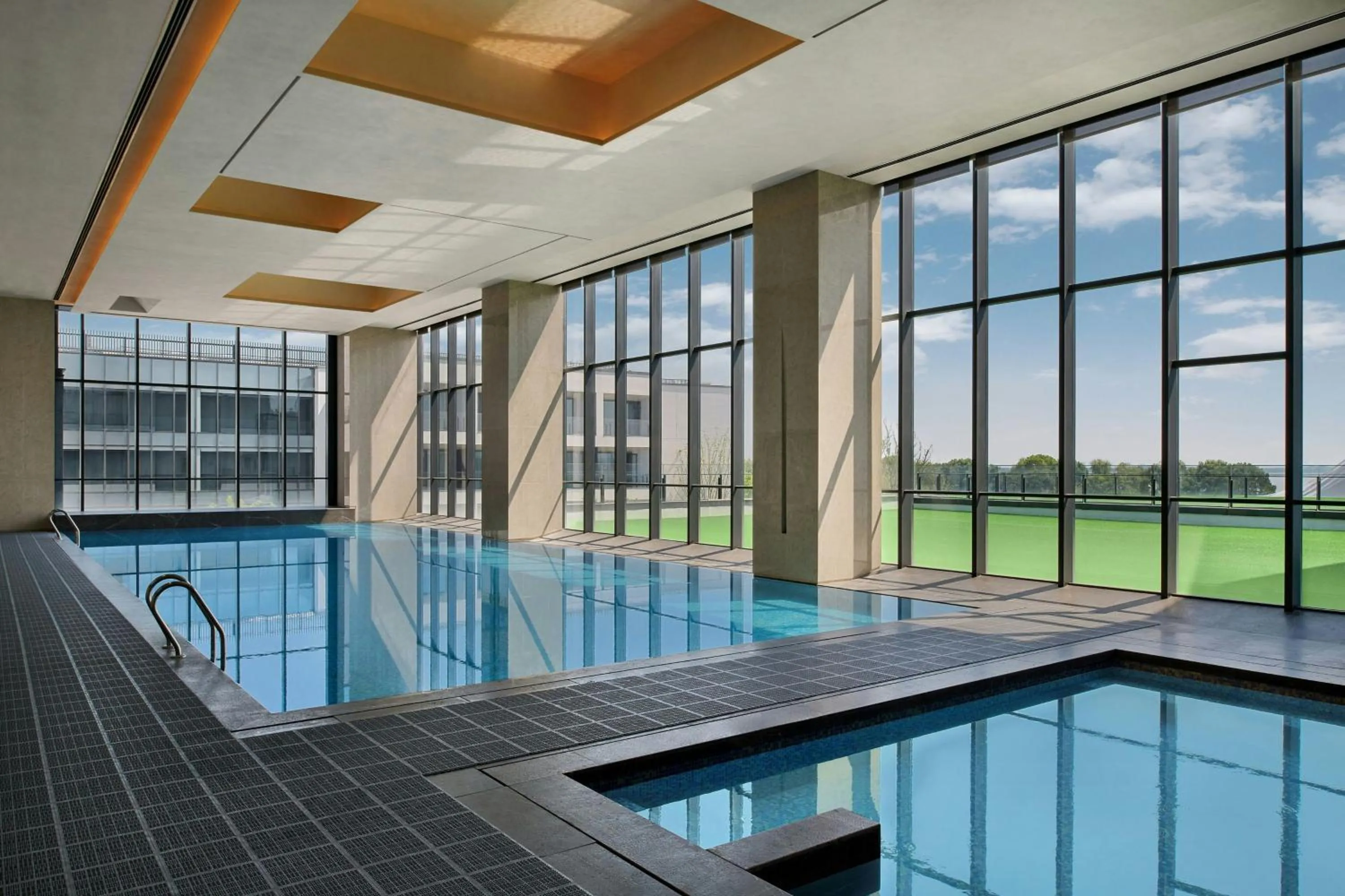 Swimming pool in Suzhou Marriott Hotel Yangcheng Lake