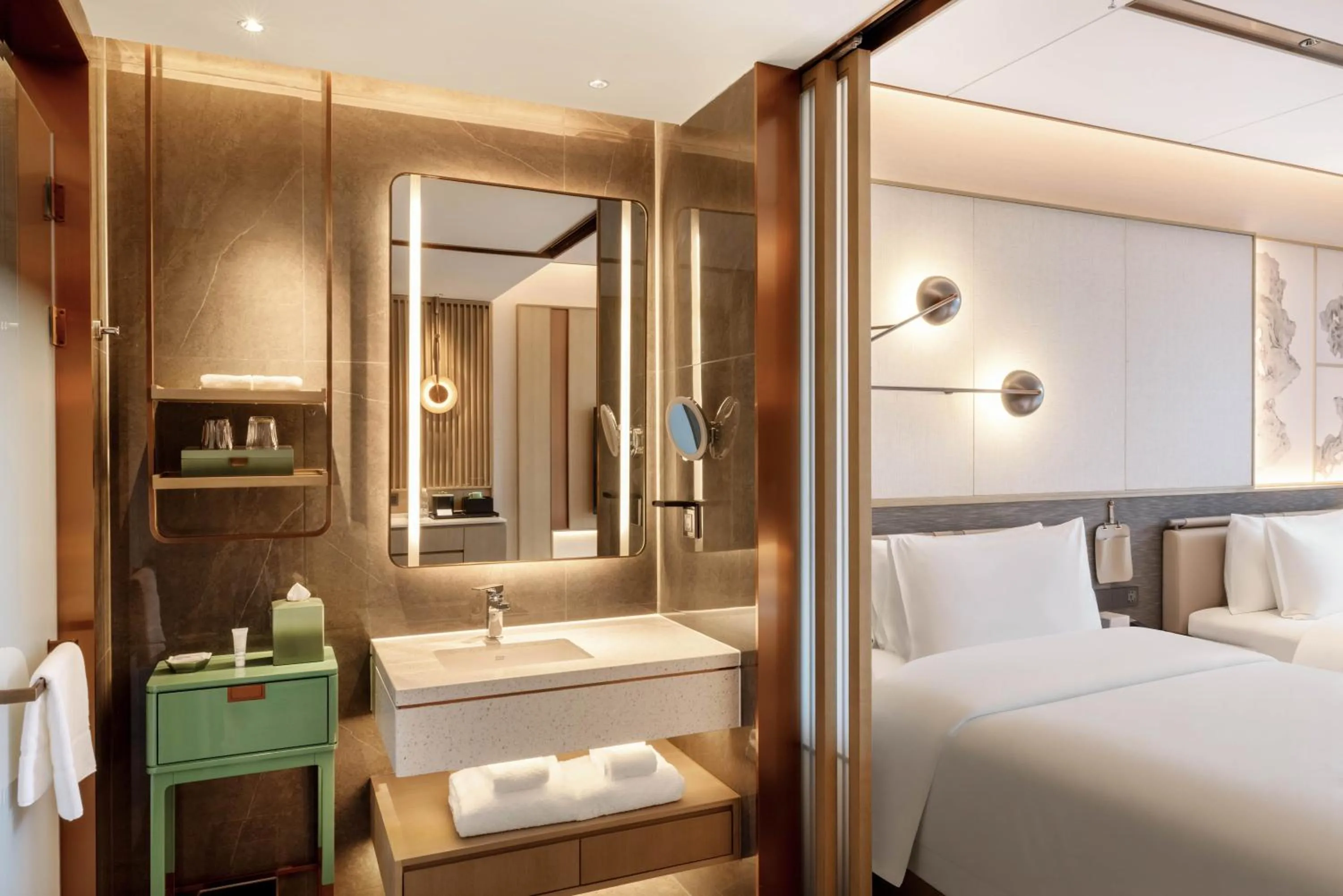 Bathroom, Bed in Suzhou Marriott Hotel Yangcheng Lake