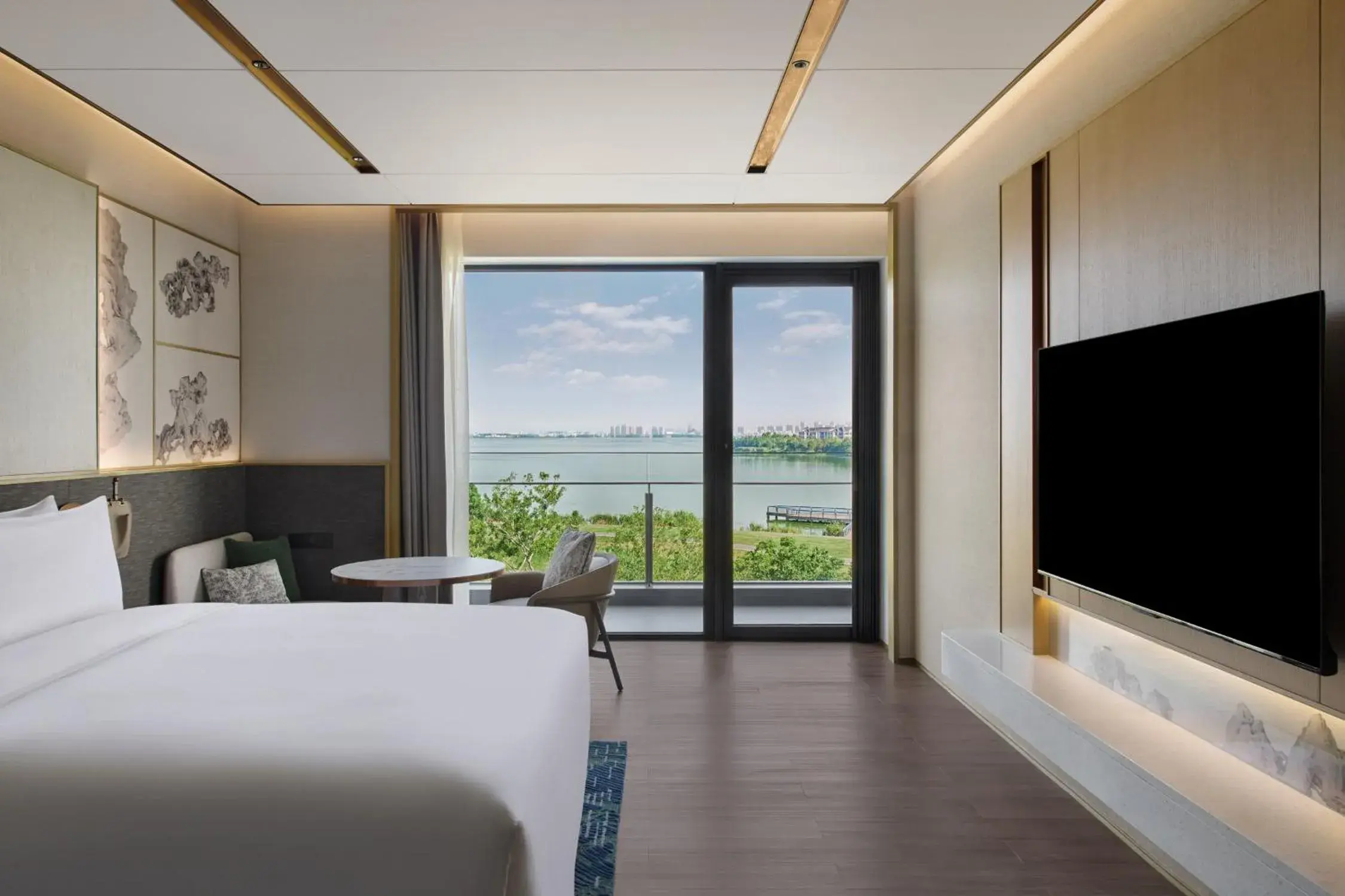 King Room with Lake View in Suzhou Marriott Hotel Yangcheng Lake King Room with Lake View in Suzhou Marriott Hotel Yangcheng Lake