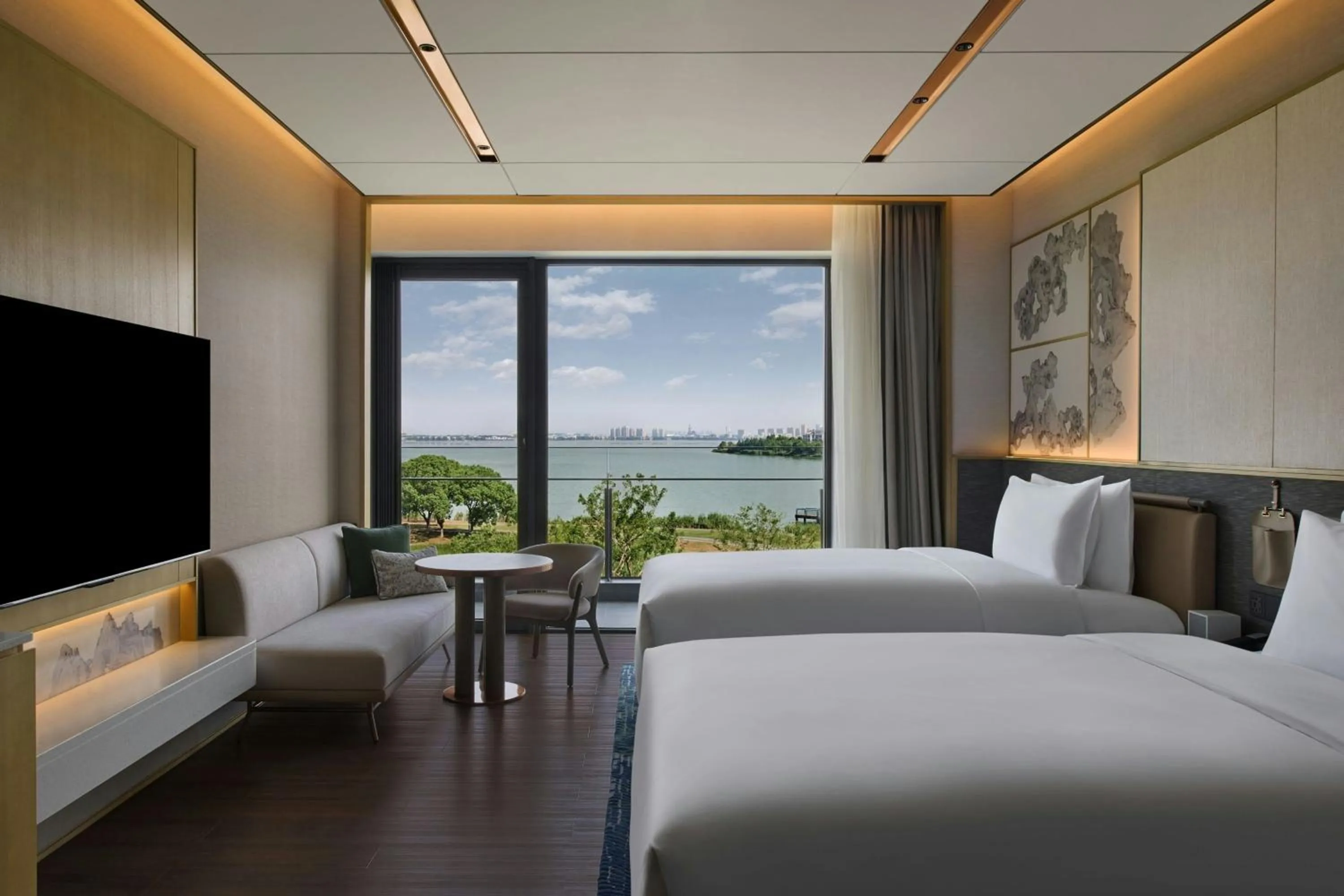 Photo of the whole room, Bed in Suzhou Marriott Hotel Yangcheng Lake