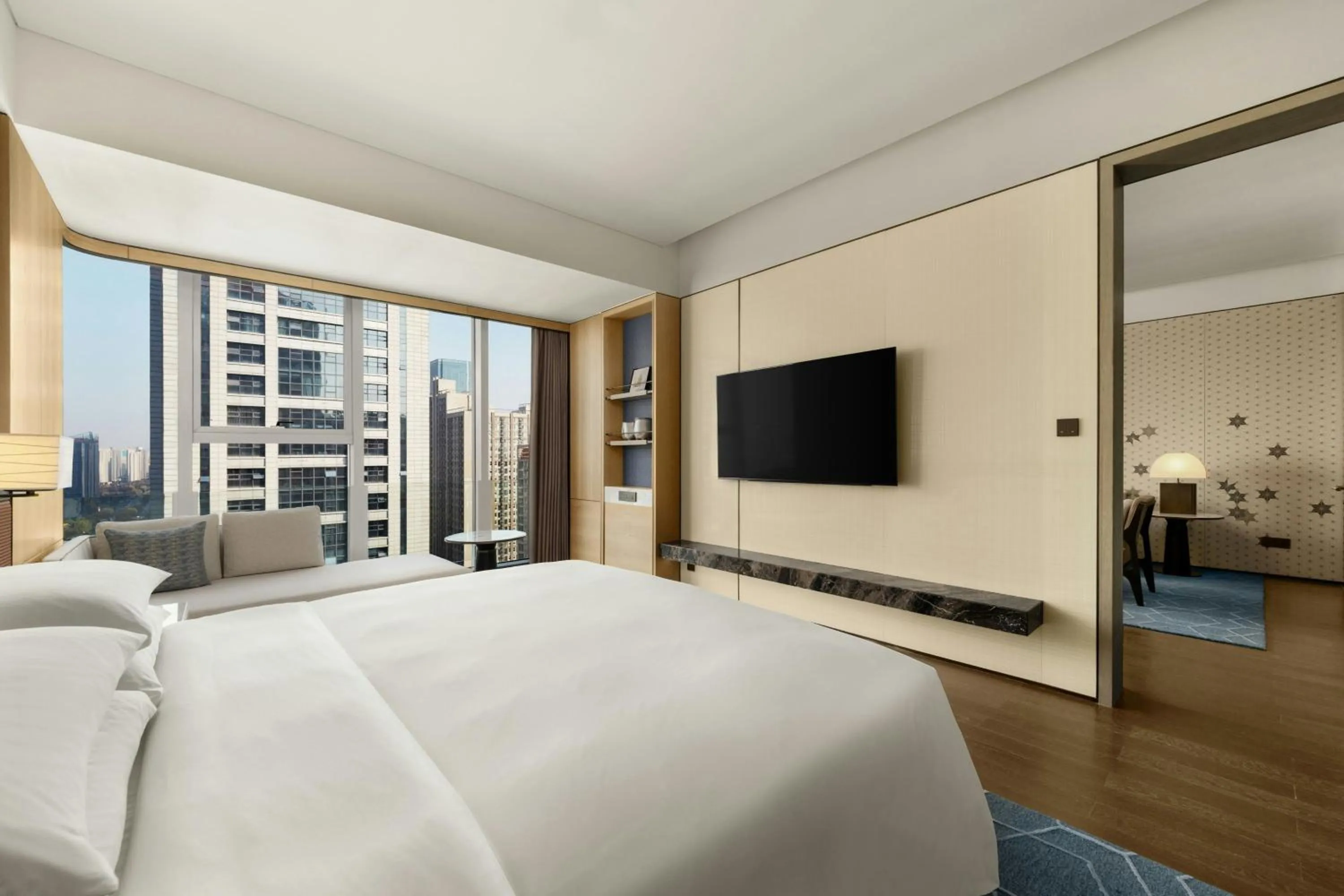 Photo of the whole room, Bed in Xi'an Marriott Hotel High-Tech Zone