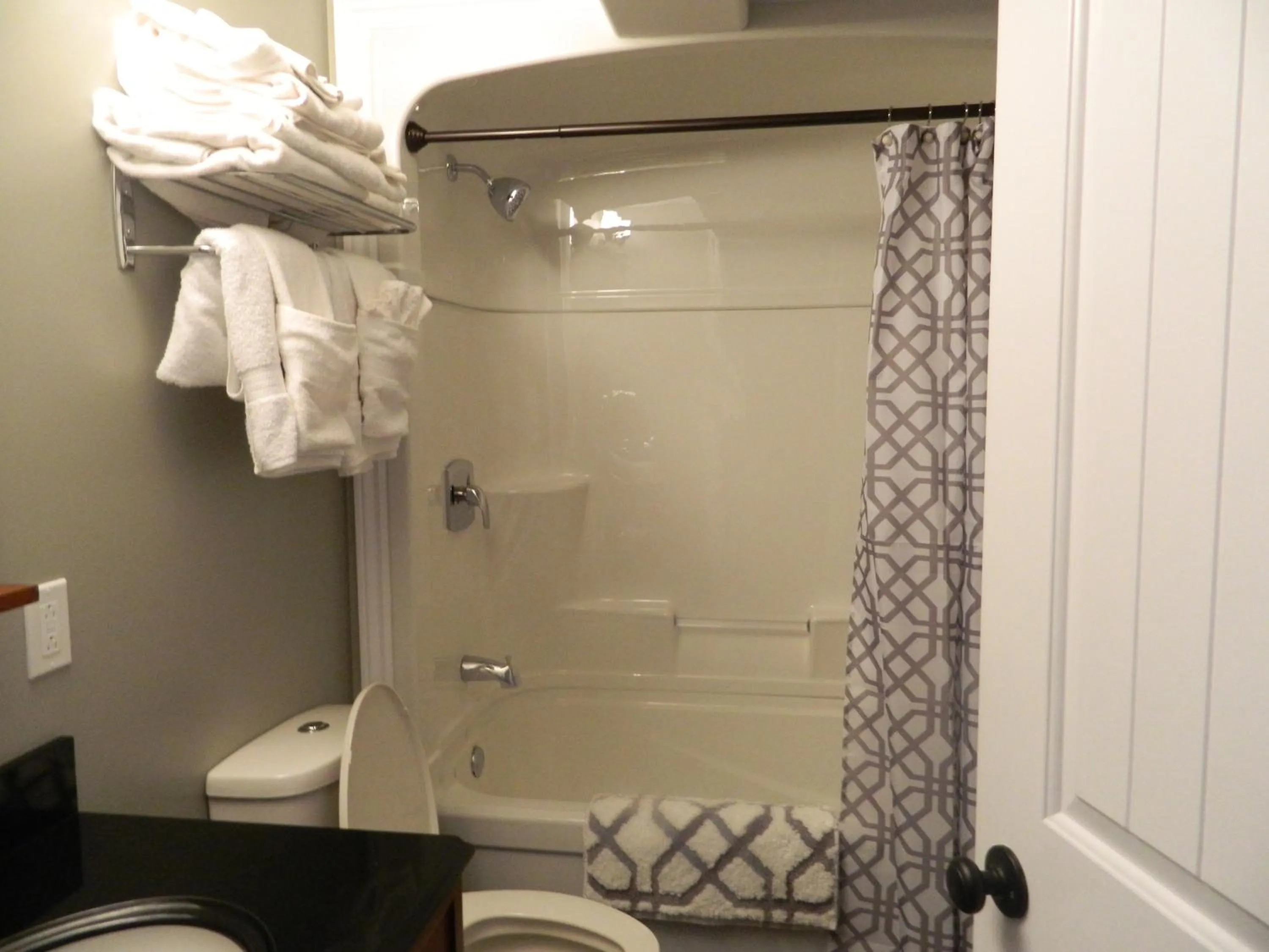 Bathroom in Whitsha Inn B&B