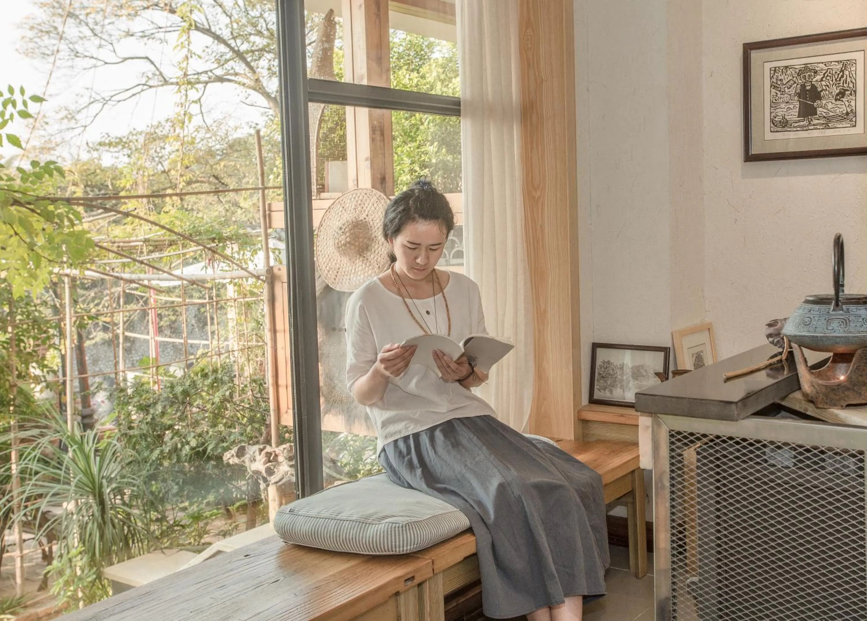 Staff in Zen Tea House Seven Stars Park