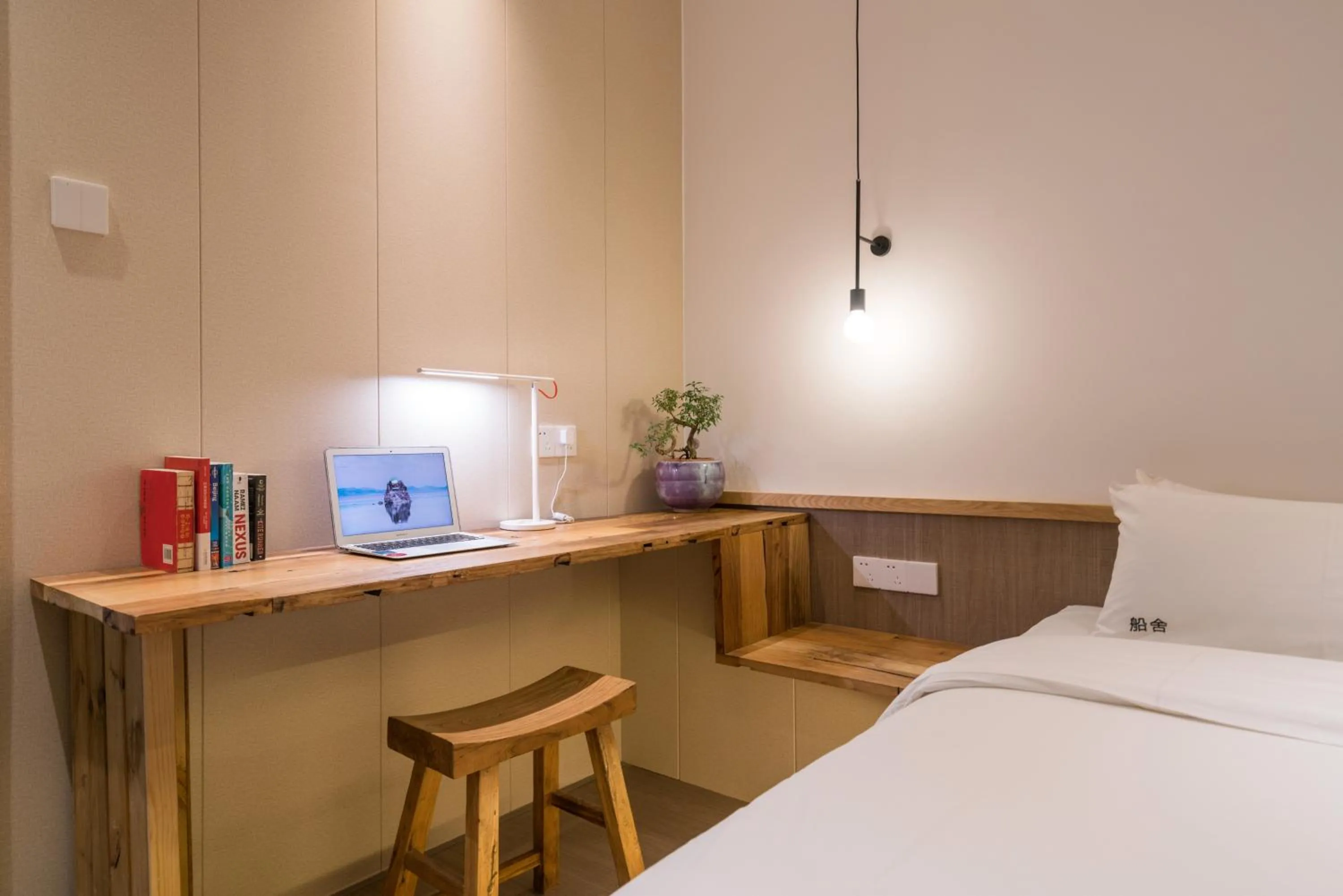 Seating area, Bed in Zen Tea House Seven Stars Park