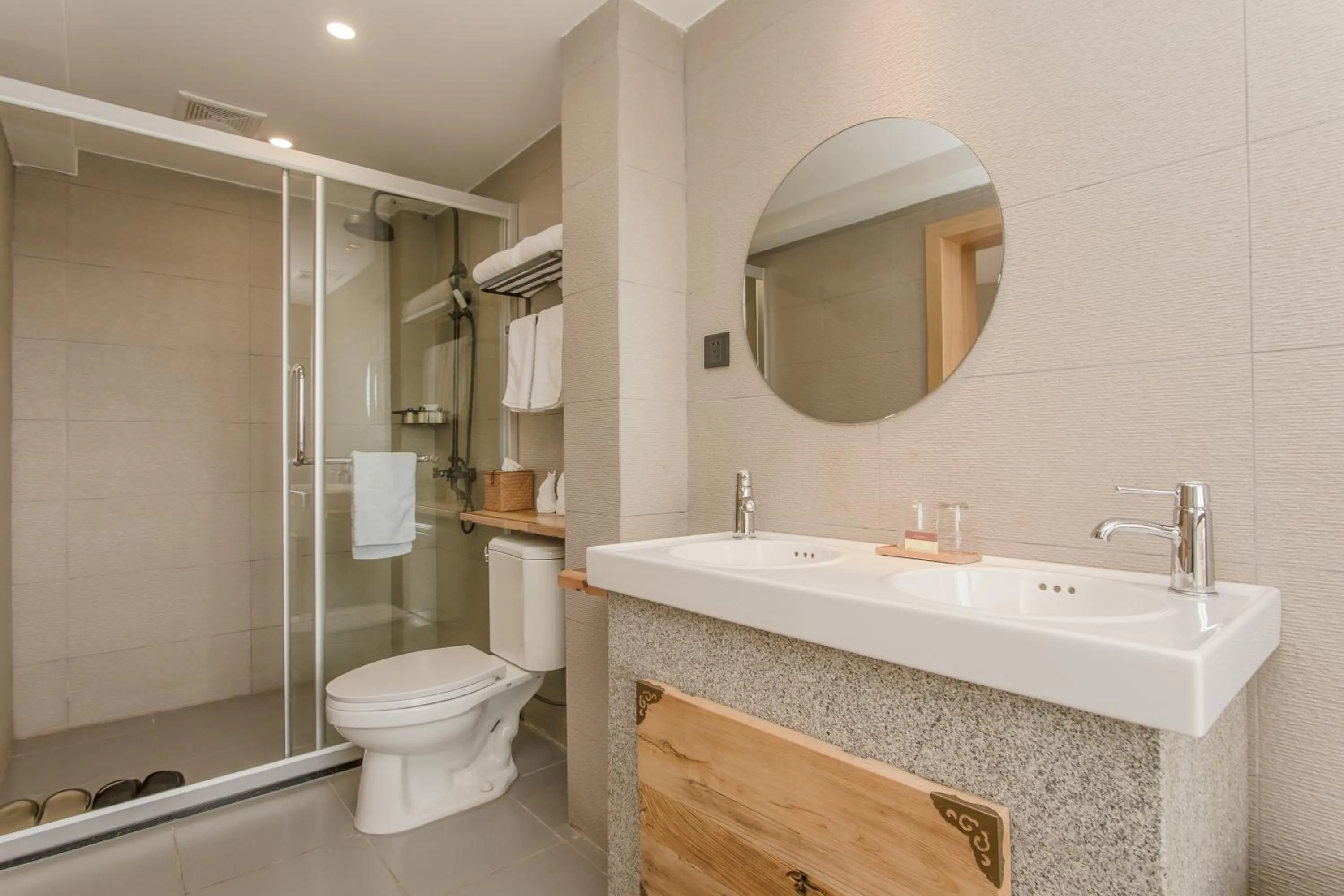 Shower in Zen Tea House Seven Stars Park