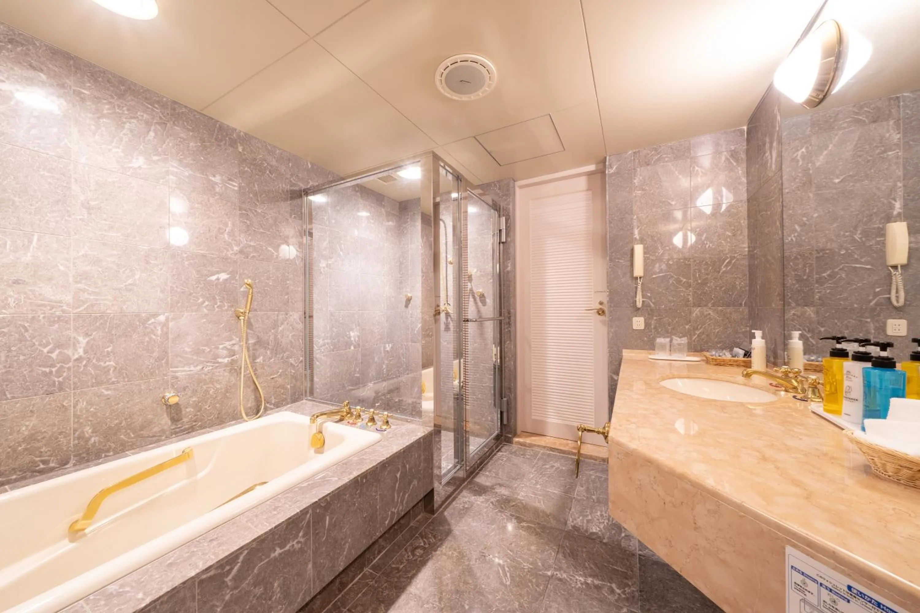 Shower in Hotel Terrace The Square Hitachi