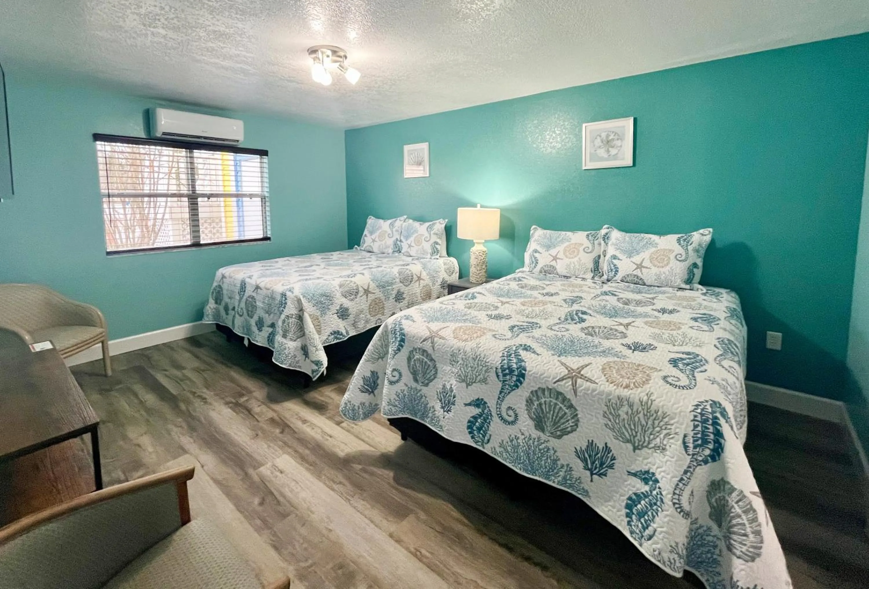 Bedroom, Bed in Fiddler's Restaurant and Resort