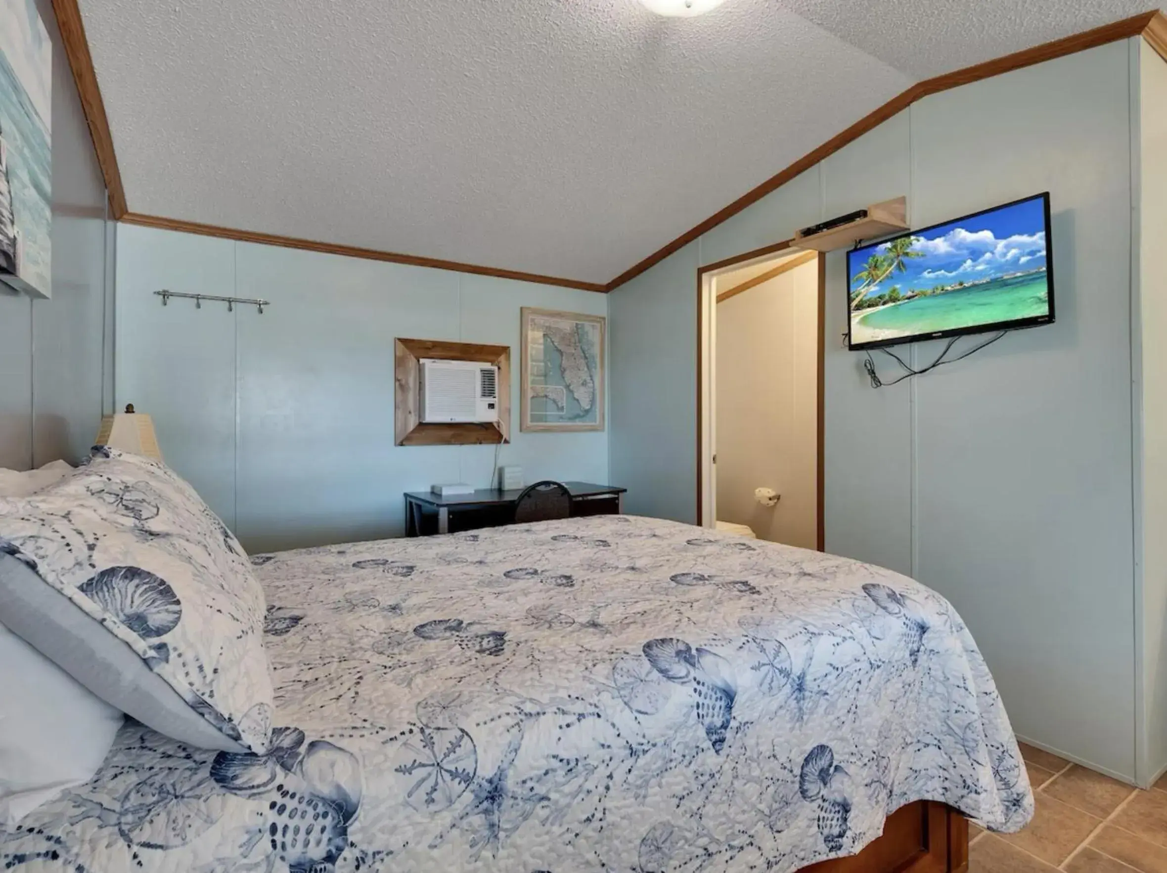 Budget Double Room in Fiddler's Restaurant and Resort Budget Double Room in Fiddler's Restaurant and Resort