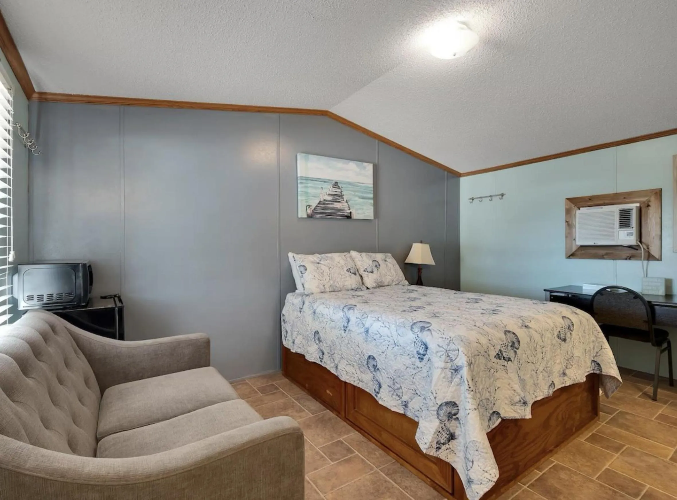 Photo of the whole room, Bed in Fiddler's Restaurant and Resort