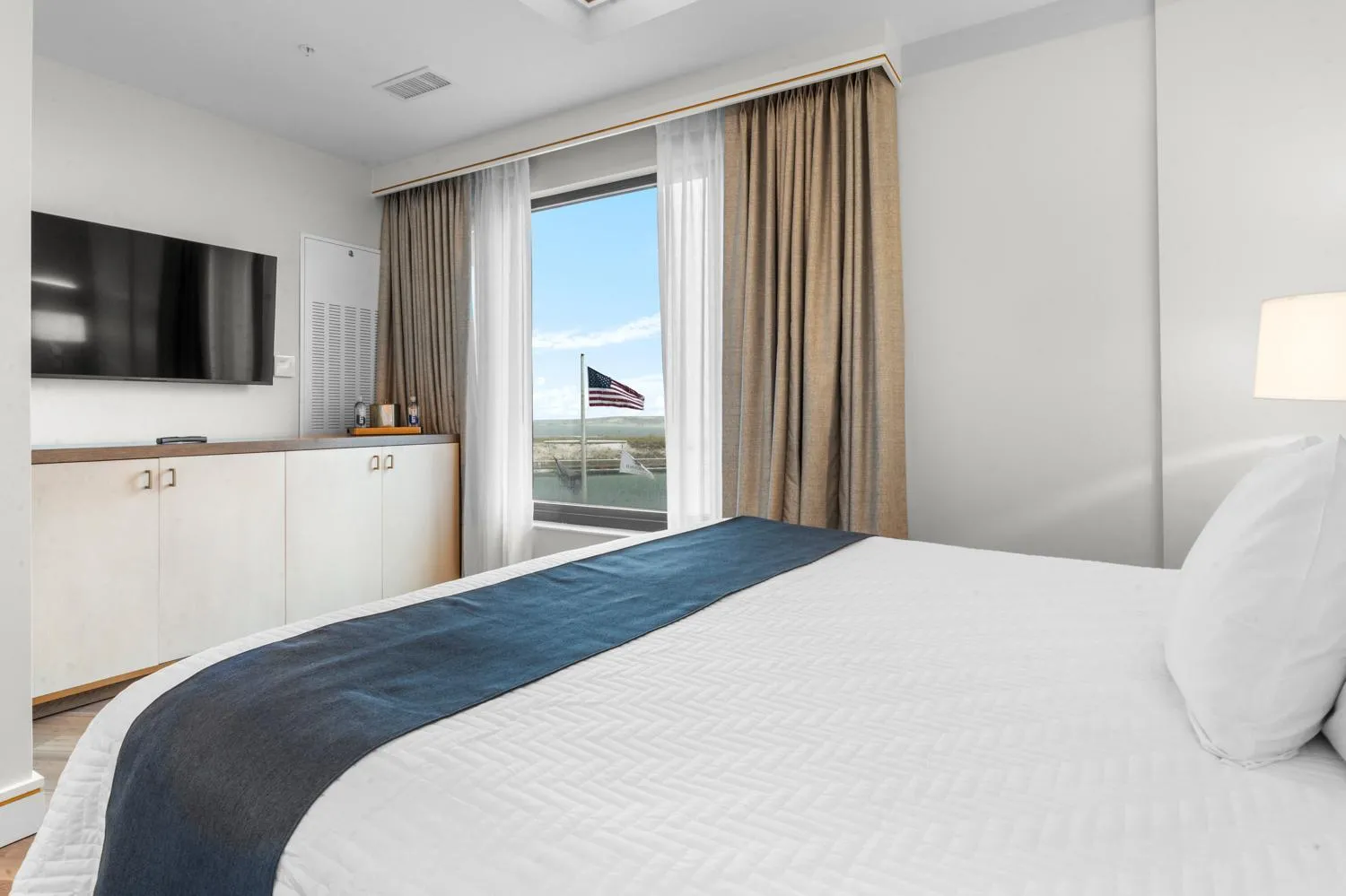 Bed in Harbor Suites at Harborwalk Village