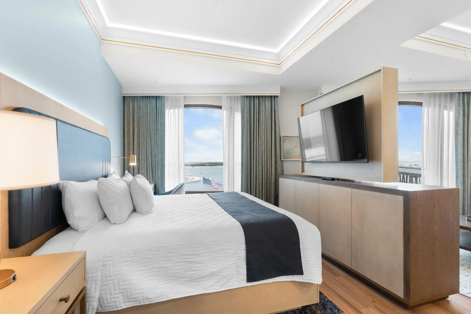 Bed in Harbor Suites at Harborwalk Village