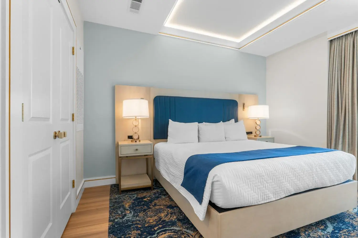 Superior King Room in Harbor Suites at Harborwalk Village Superior King Room in Harbor Suites at Harborwalk Village