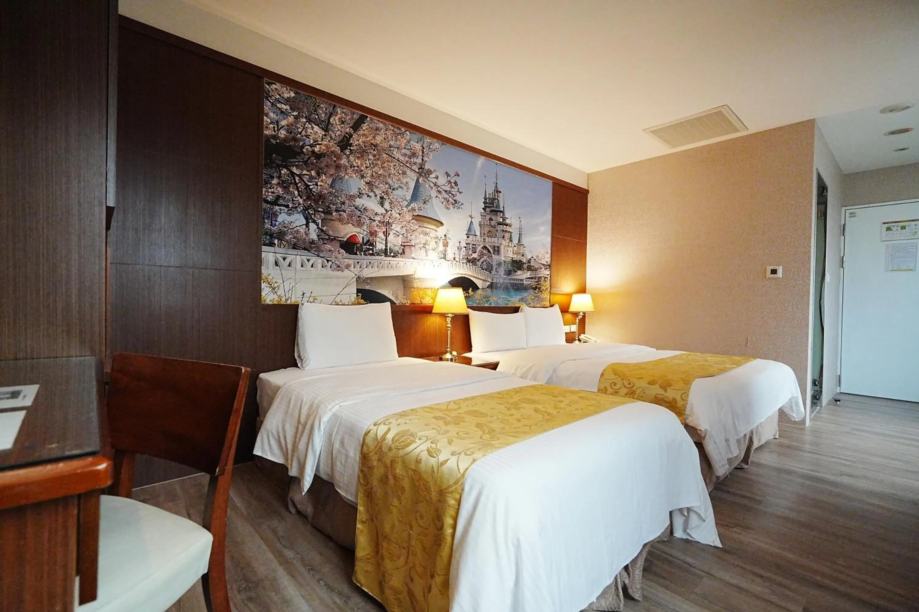 Photo of the whole room, Bed in York Hotel