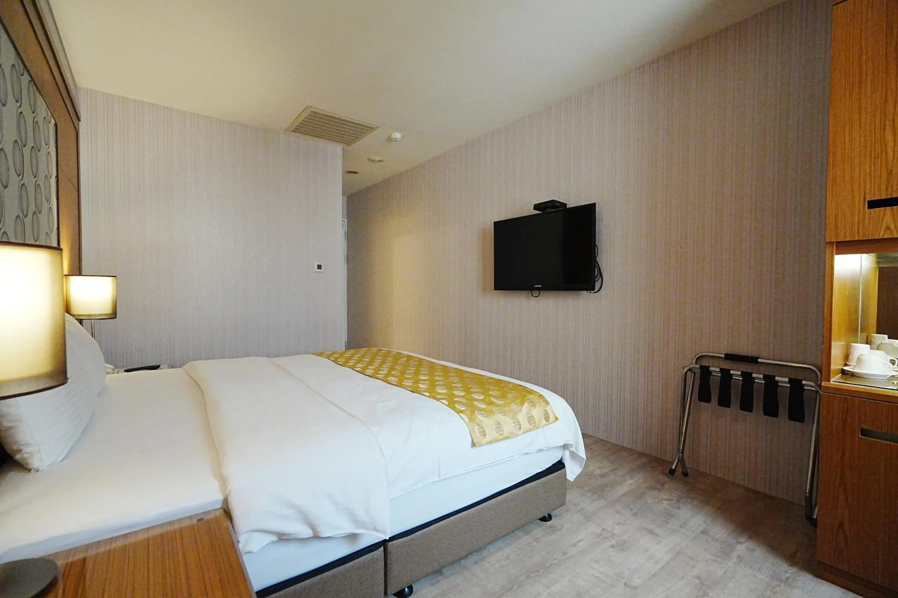 Photo of the whole room, Bed in York Hotel