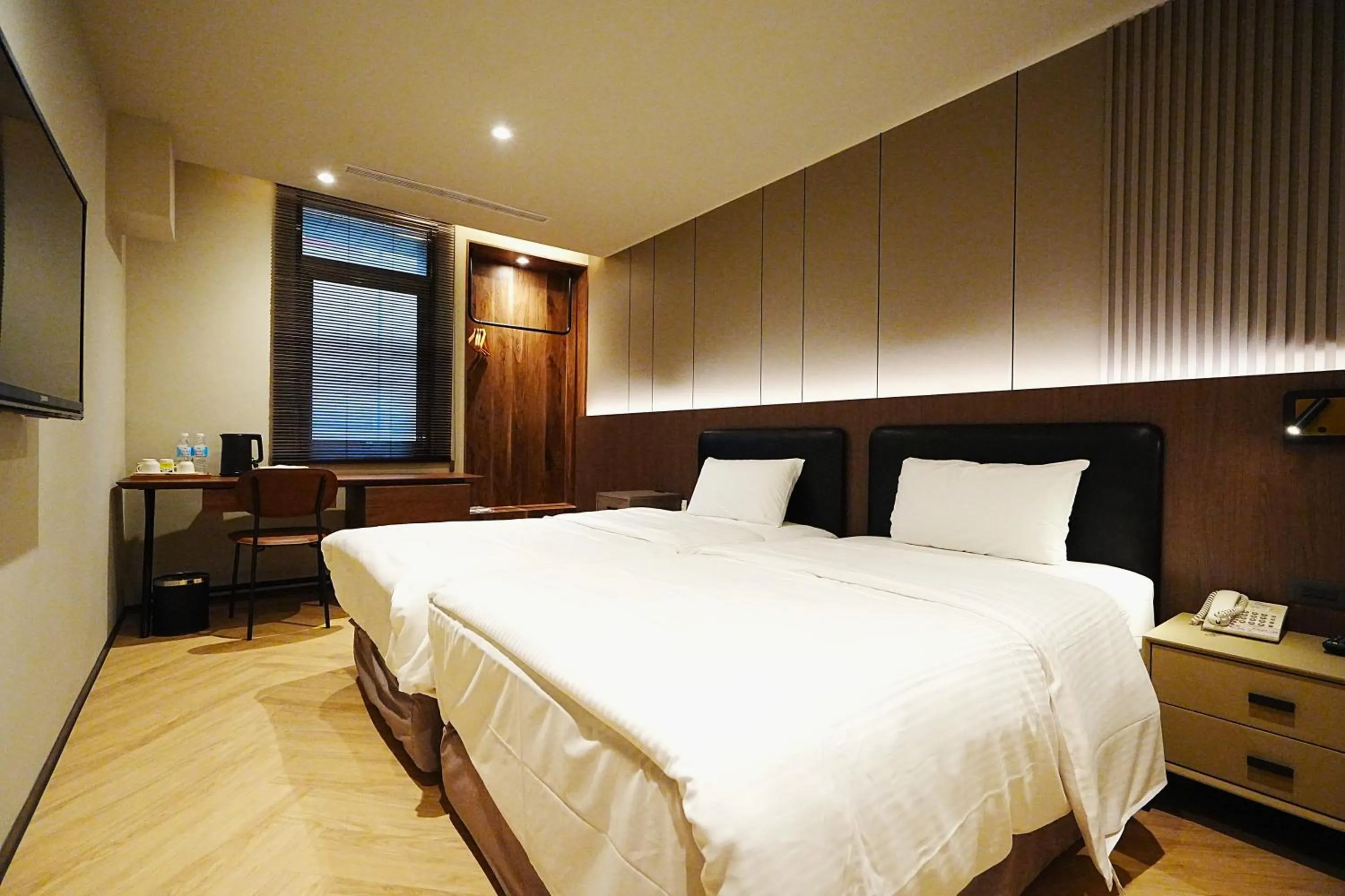 Photo of the whole room, Bed in York Hotel