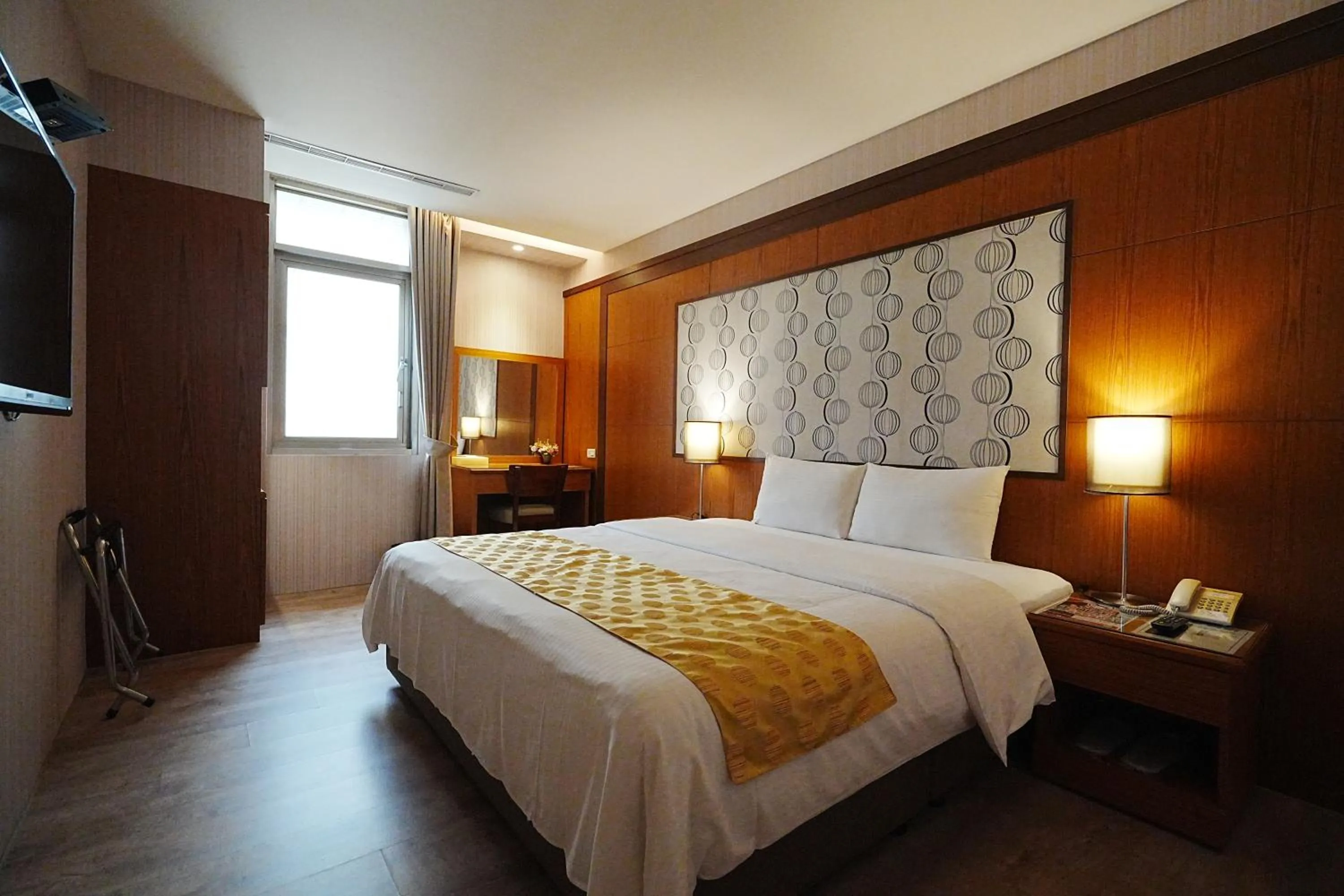 Photo of the whole room, Bed in York Hotel