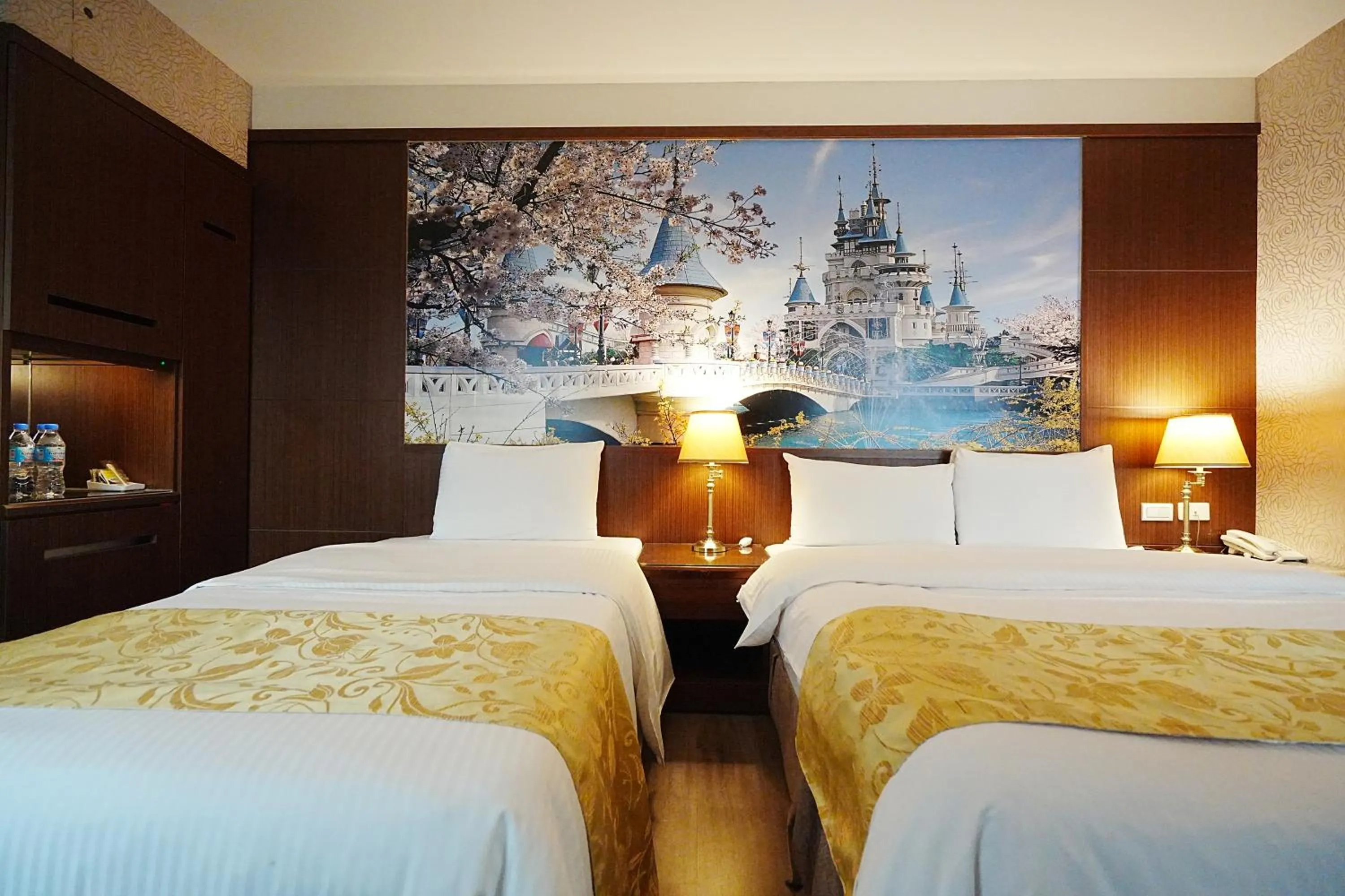 Photo of the whole room, Bed in York Hotel