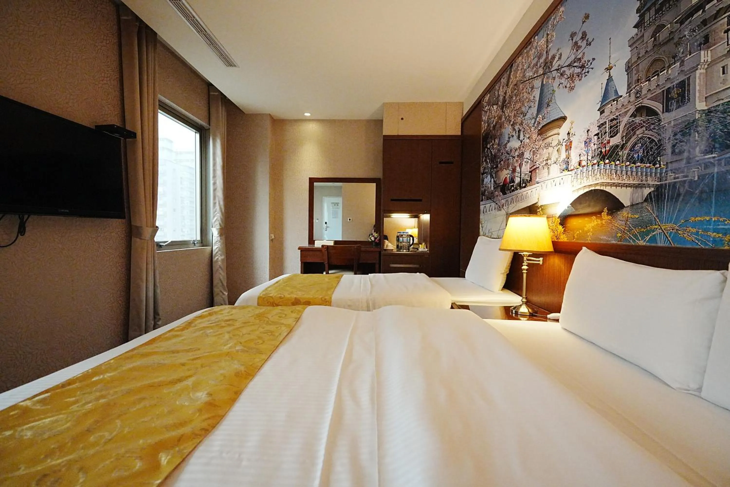 Photo of the whole room, Bed in York Hotel