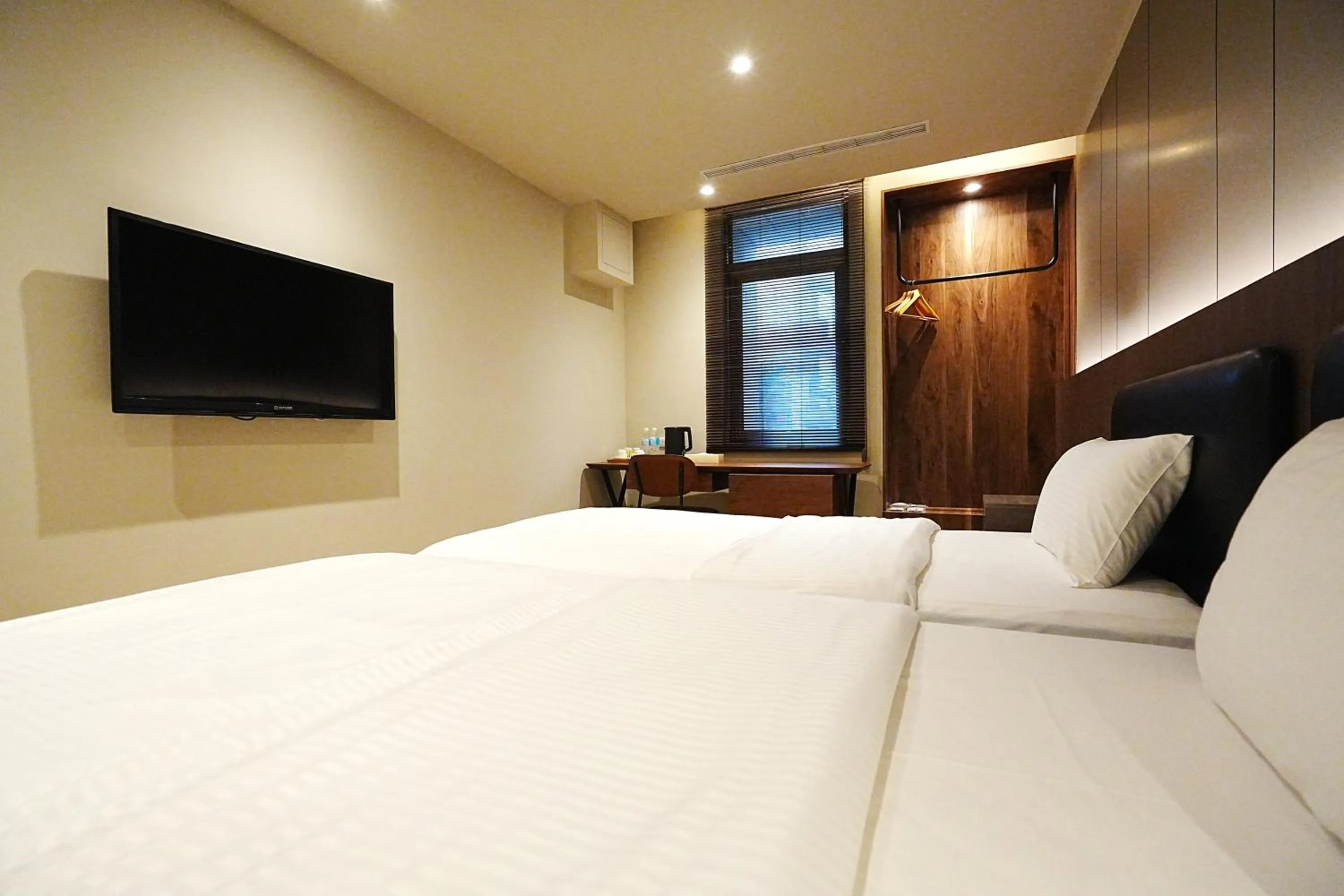 Photo of the whole room, Bed in York Hotel