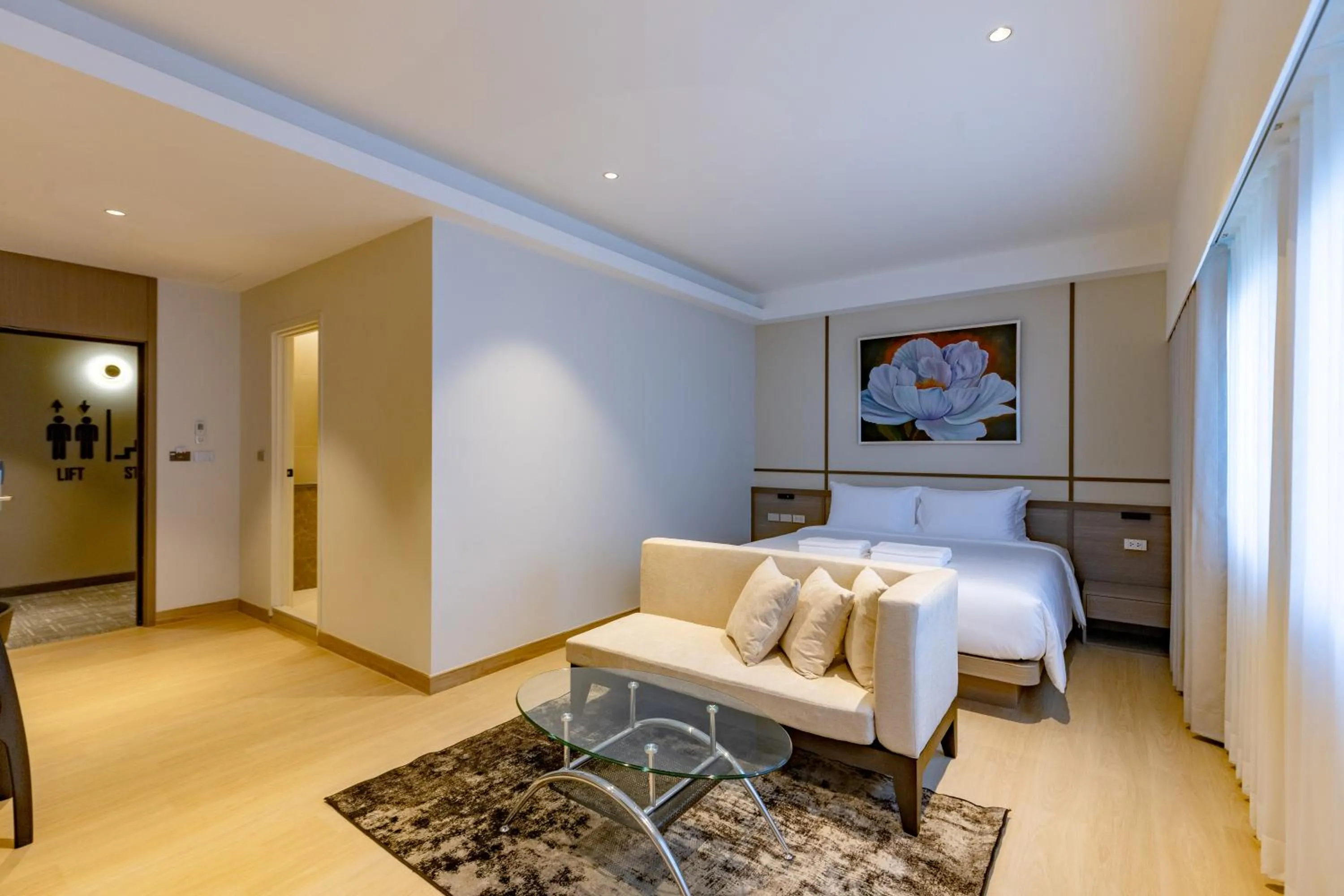 Deluxe Double Room with Bath in The Bentley Hotel