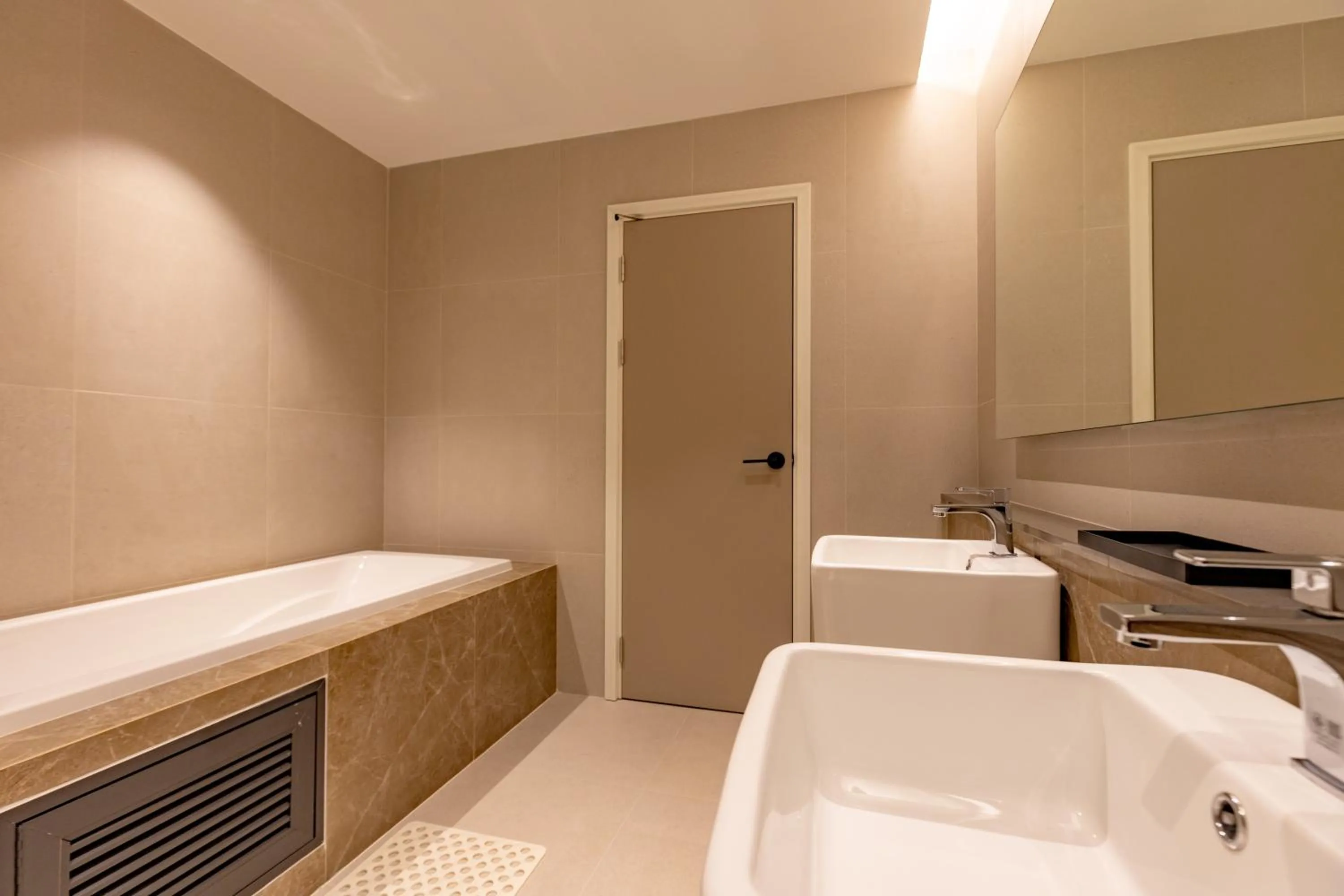 Deluxe Double Room with Bath in The Bentley Hotel
