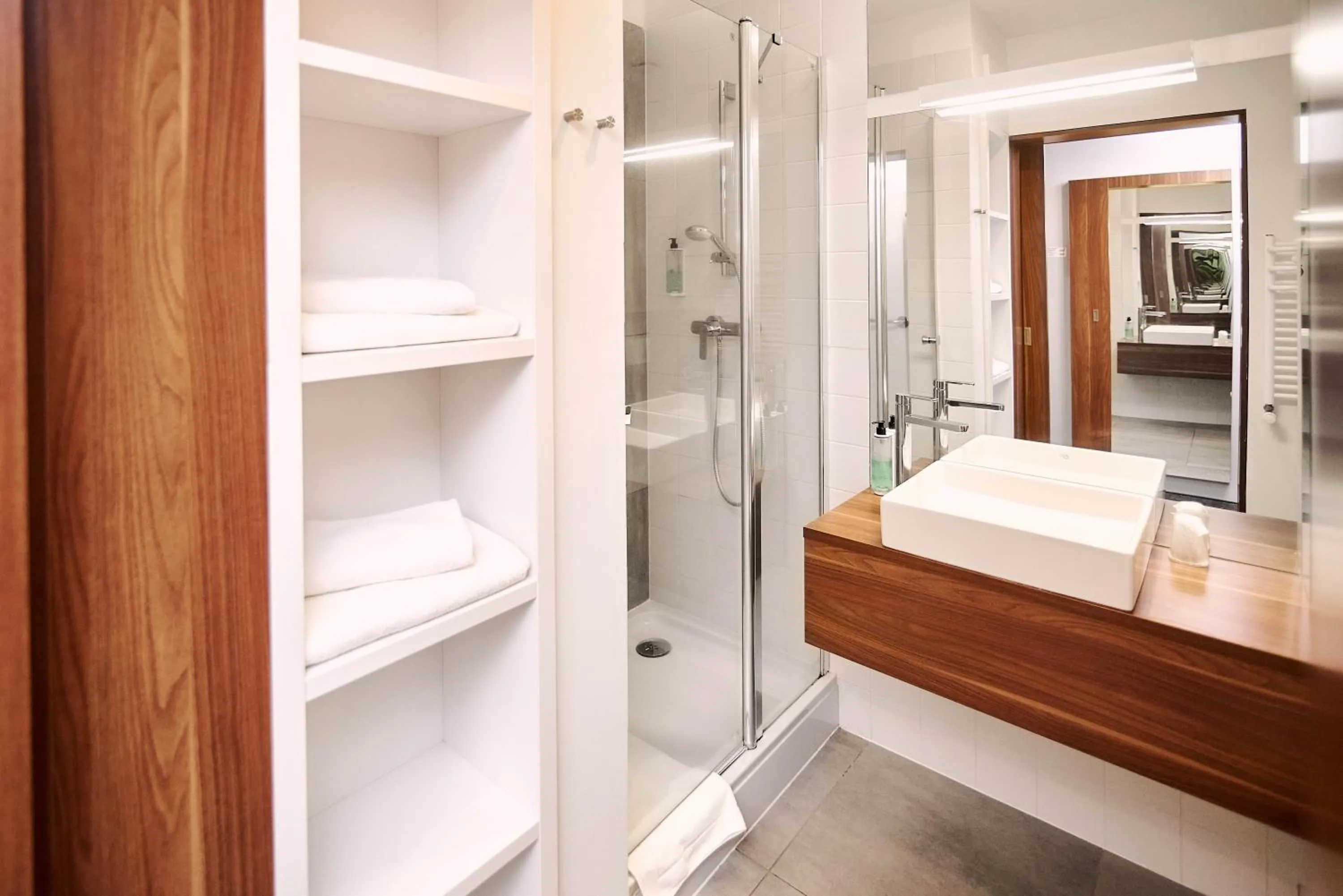 Shower, Bed in Focus Hotel Premium Lublin Conference & SPA