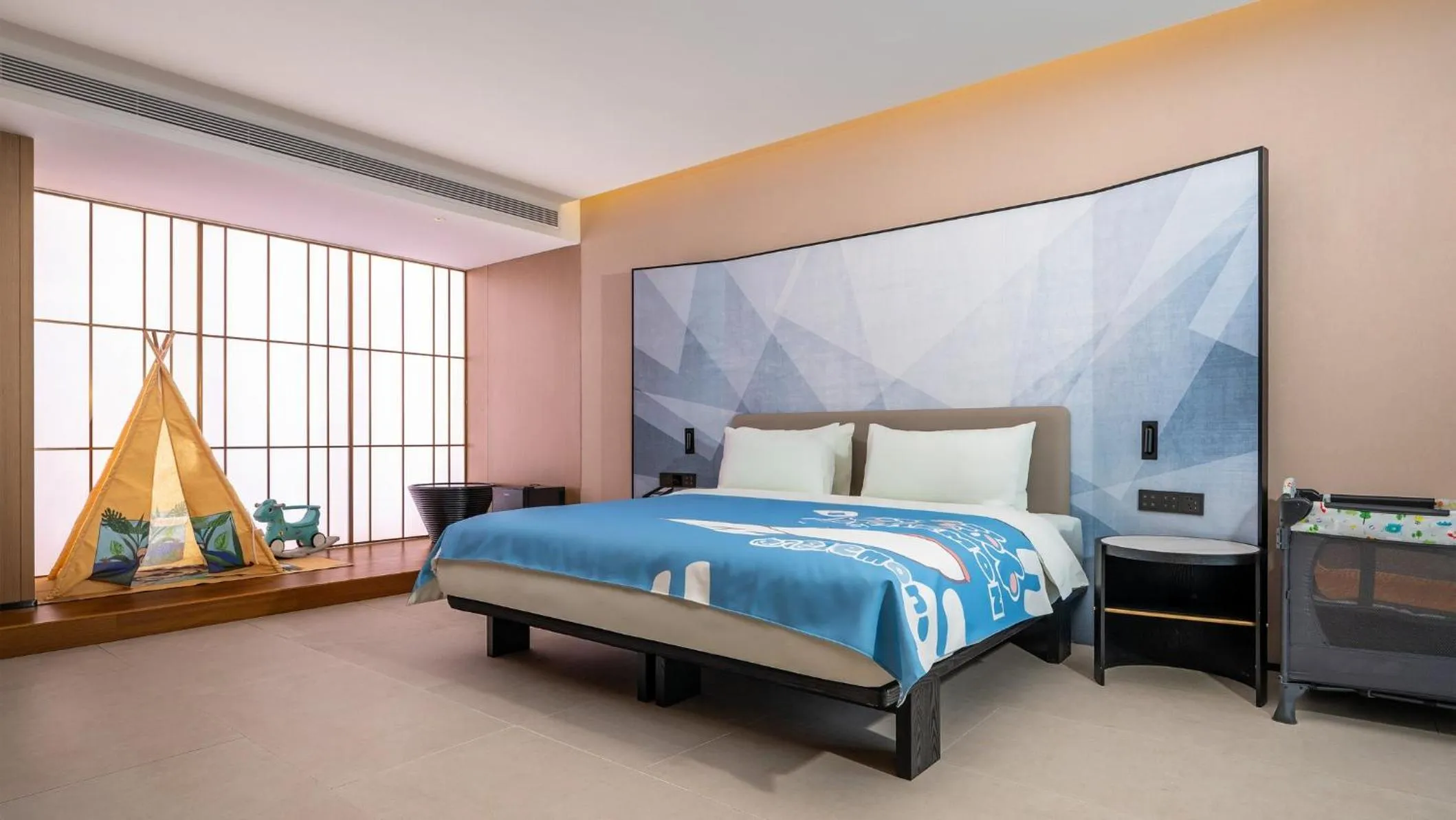 Photo of the whole room, Bed in Holiday Inn Express Guangzhou Baiyun Airport T2 by IHG