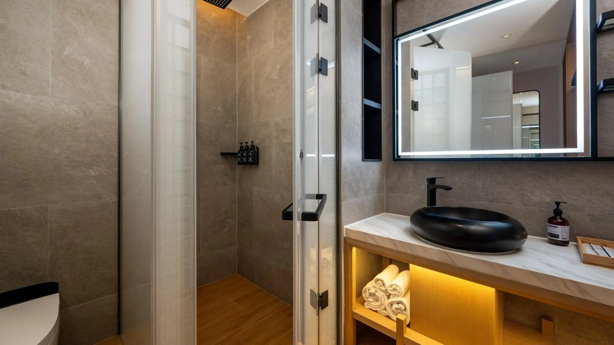 Photo of the whole room in Holiday Inn Express Guangzhou Baiyun Airport T2 by IHG