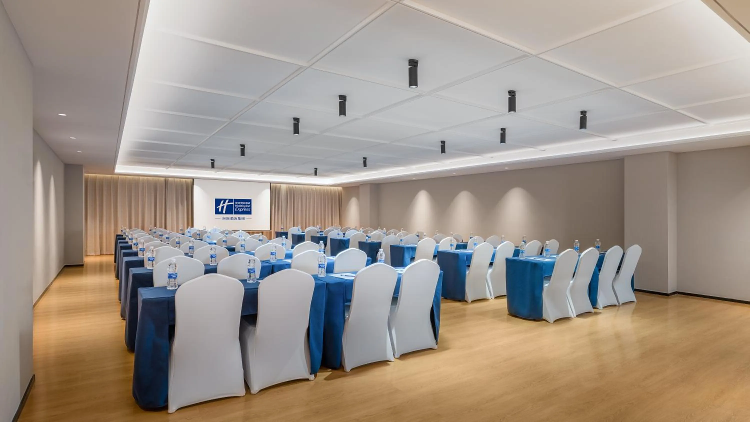 Meeting/conference room in Holiday Inn Express Kunming Changshui Airport by IHG