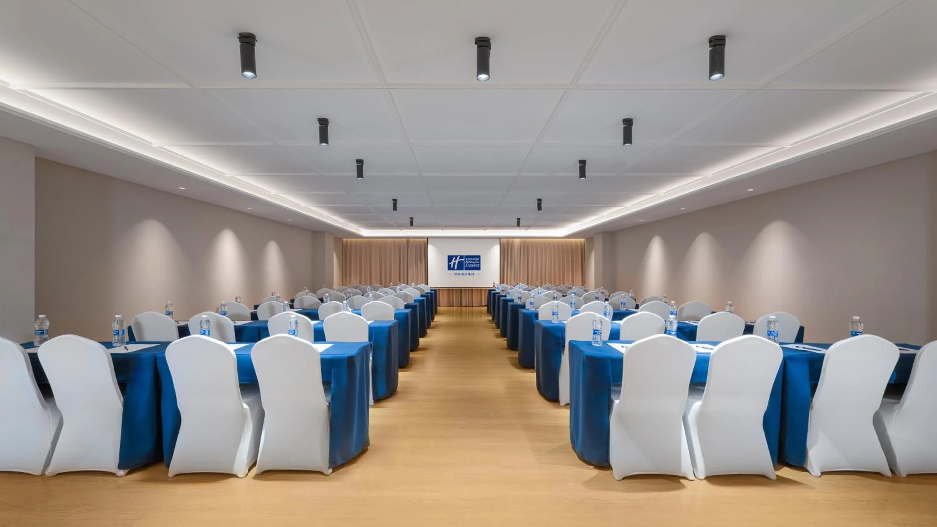 Meeting/conference room in Holiday Inn Express Kunming Changshui Airport by IHG