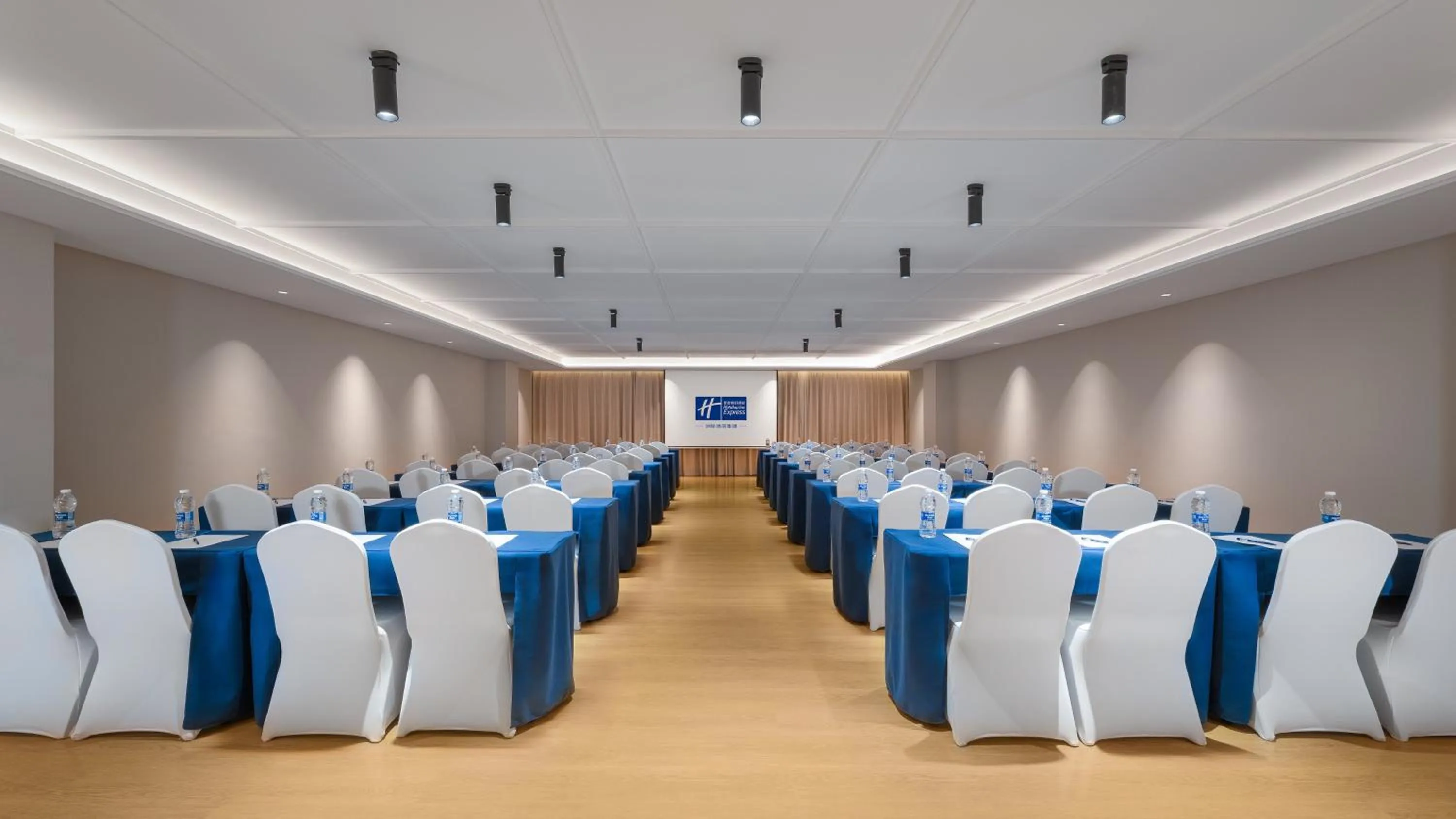 Meeting/conference room in Holiday Inn Express Kunming Changshui Airport by IHG