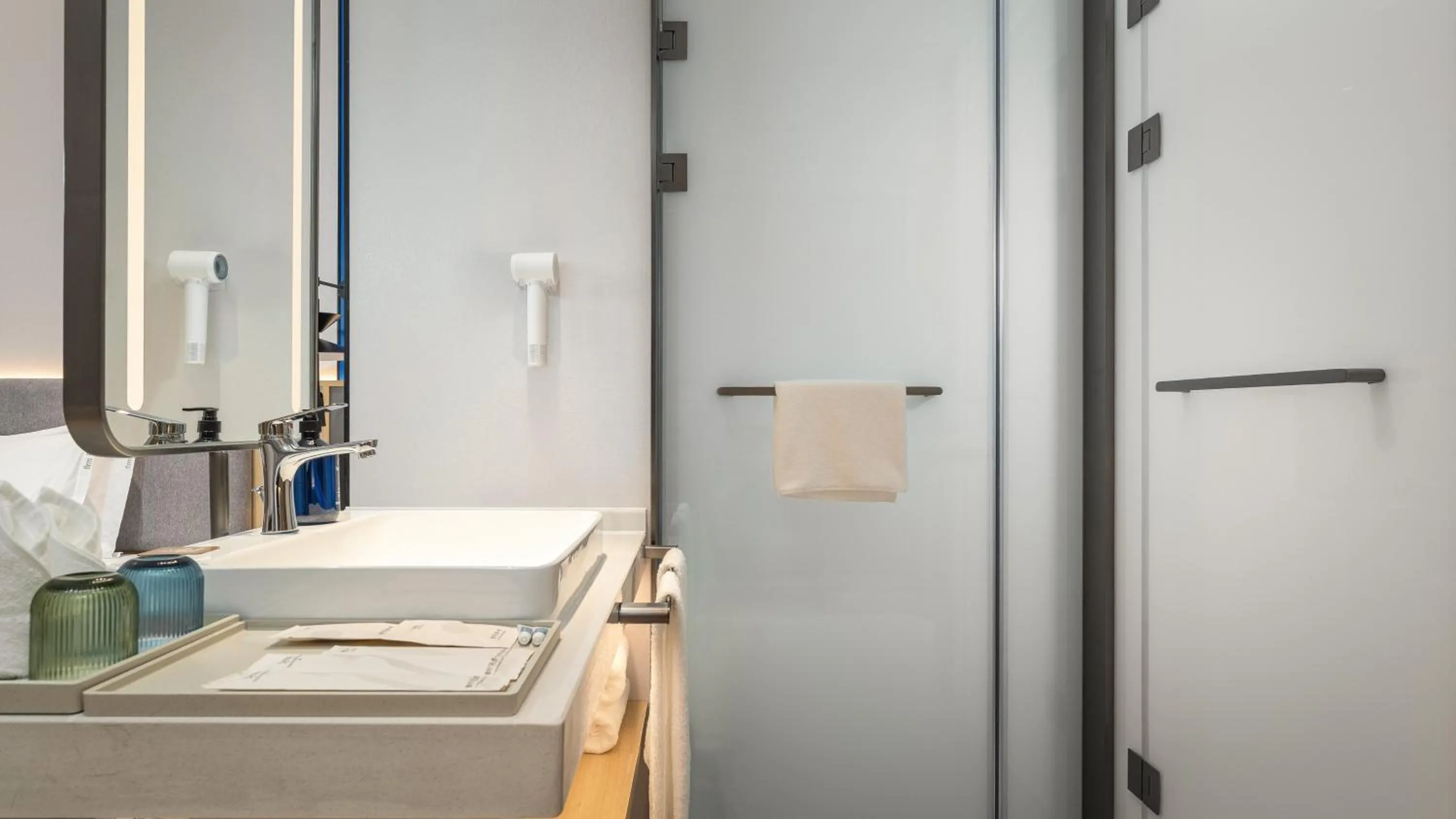 Bathroom, Bed in Holiday Inn Express Kunming Changshui Airport by IHG